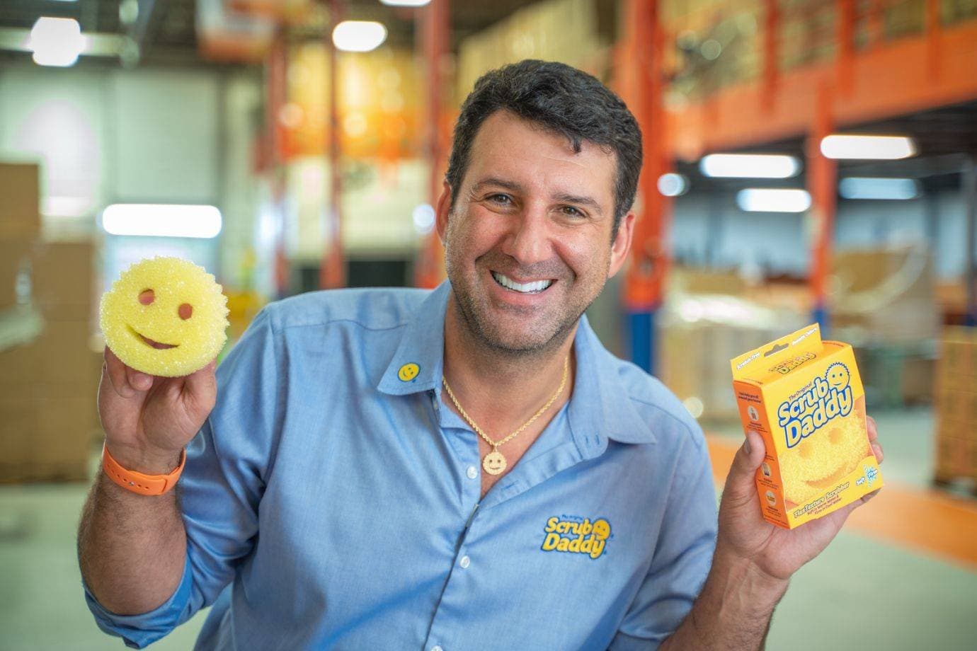 Ele levou uma esponja ao Shark Tank. De lá para cá, ela já vendeu US$ 1 bi — e agora chega ao Brasil