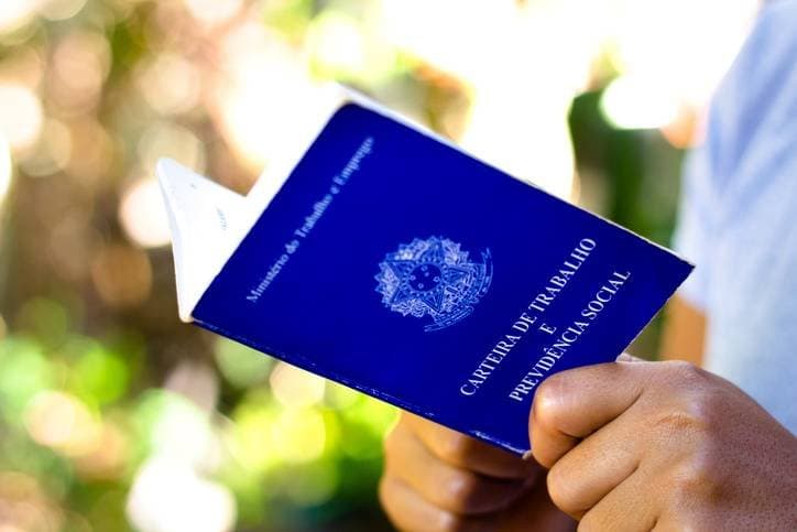 Desemprego cai a 5,3% no trimestre até agosto, com recorde de ocupação