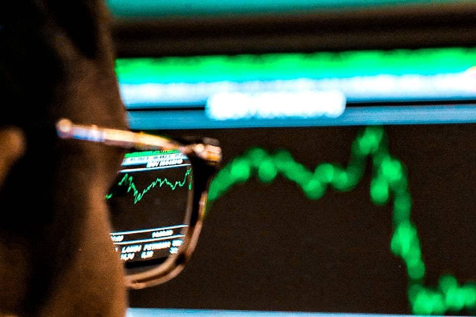 Ibovespa ganha força com bancos, Petrobras e eleições; dólar recua para R$ 5,18