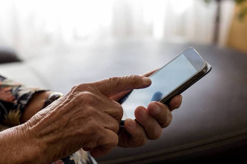 Melhor celular simples e barato para idosos em 2026: veja modelos e como configurar