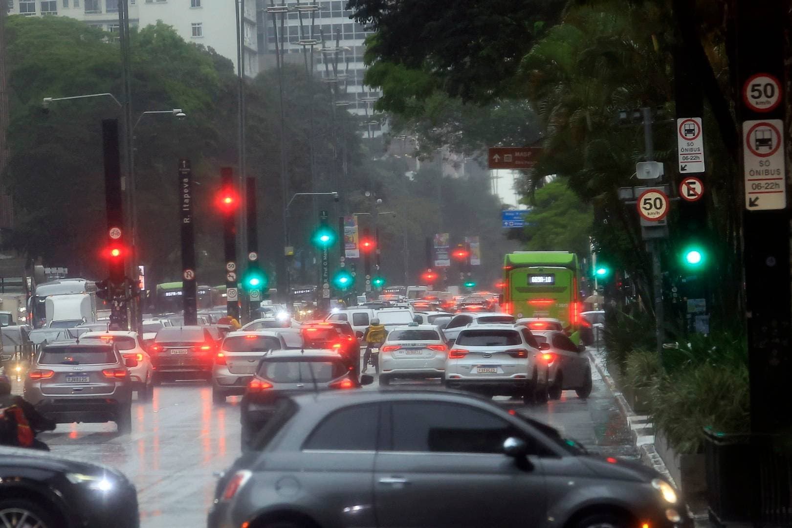 Chuva deixa 33 zonas eleitorais sem energia em São Paulo; votação continua