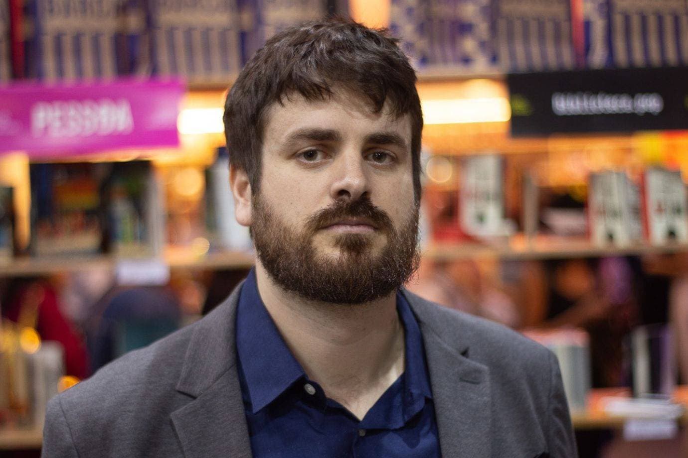 Ele apostou em livros de papel na era da IA para faturar R$ 70 milhões com clubes de literatura