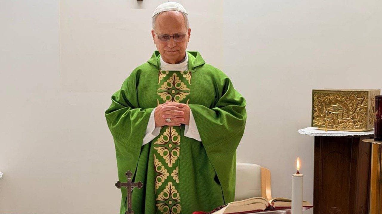 Vaticano divulga primeiras imagens do Papa Leão XIV após operação no pulmão; veja fotos