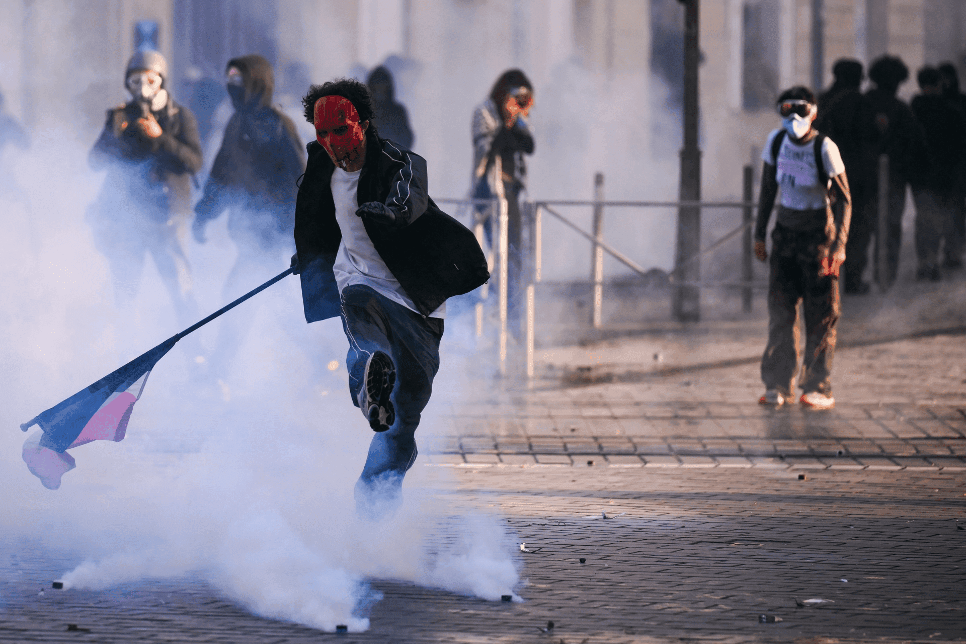 Alta do custo de vida leva centenas de milhares às ruas da França em onda de protestos