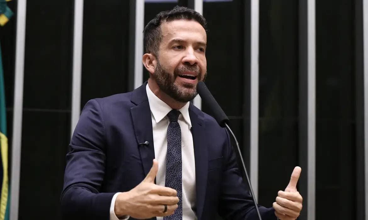 Janones recebe alta após ser internado com arritmia cardíaca grave