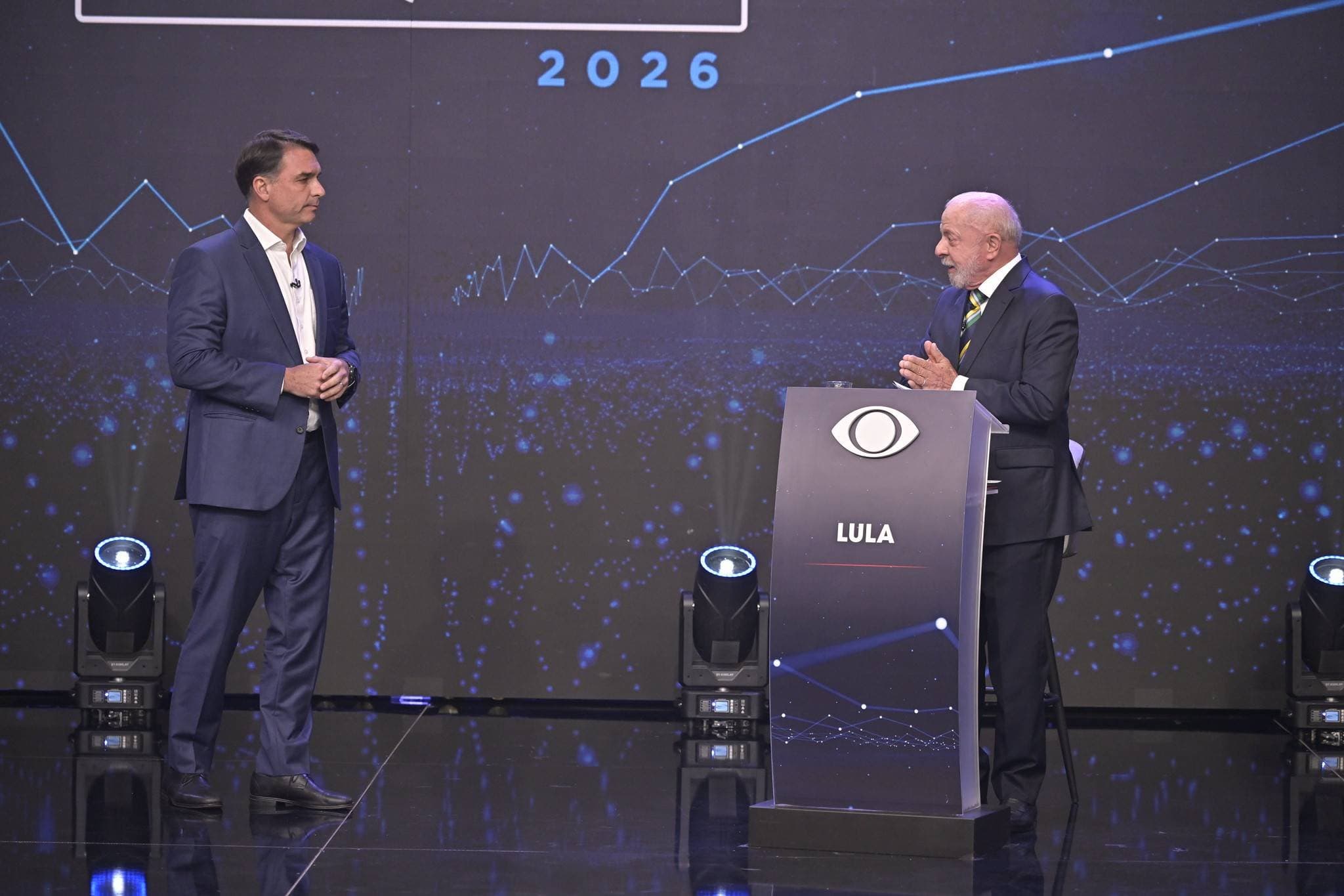 Lula e Flávio Bolsonaro assinam acordo para abrir sigilos, mas divergem sobre entrega dos dados