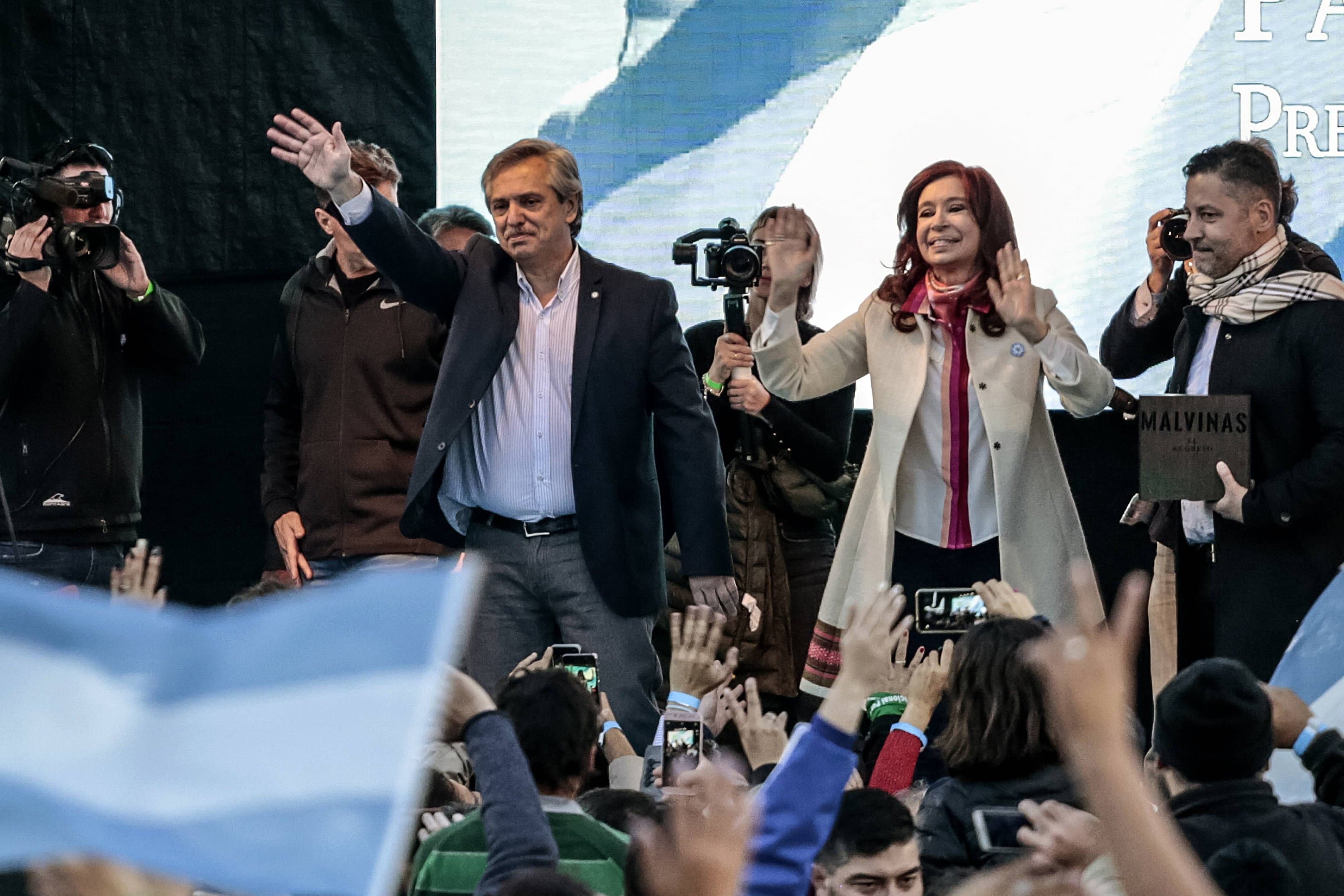 Alberto Fernández e Cristina Kirchner parabenizam Lula por reeleição