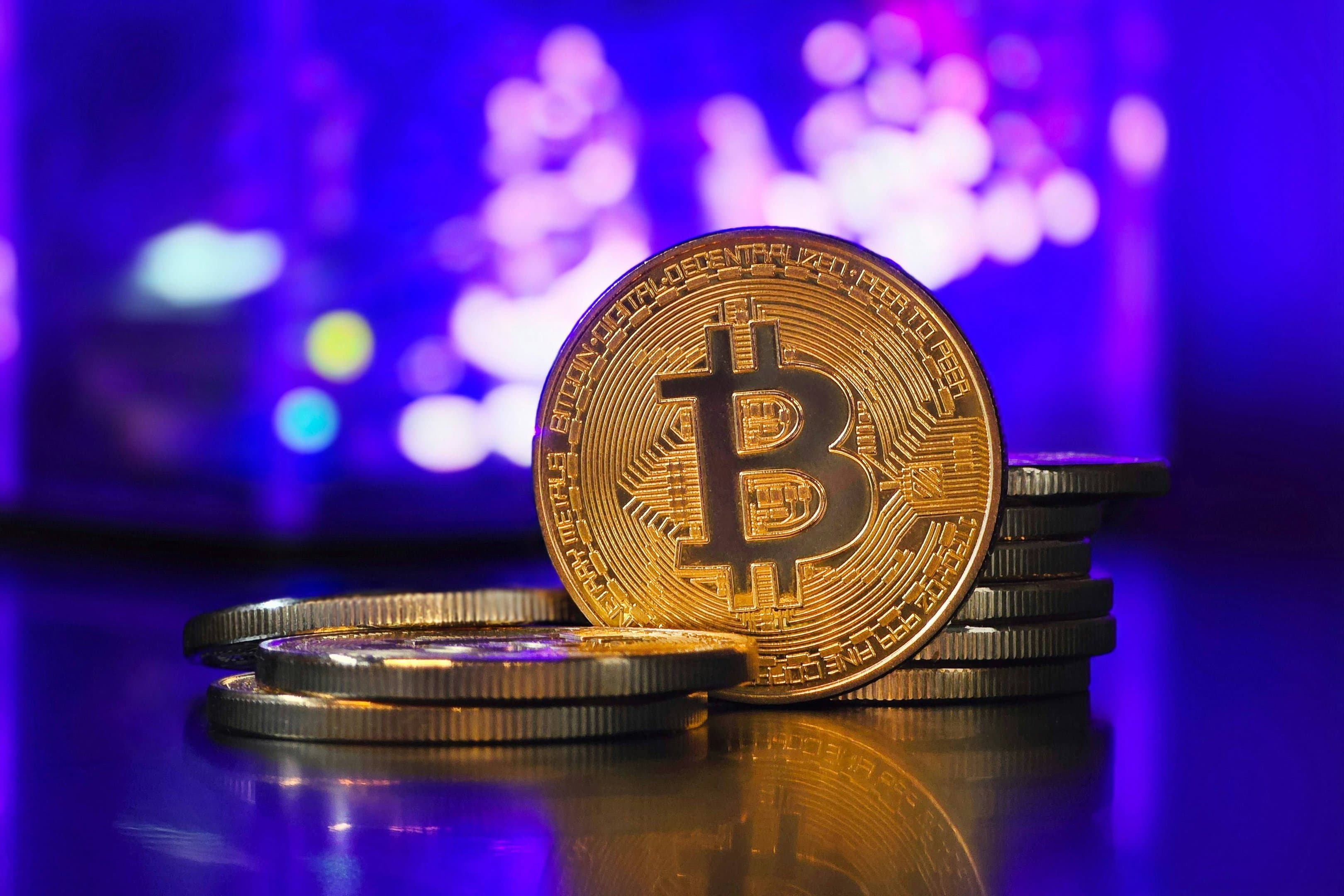 Bitcoin cai lá fora, mas dispara 9% no Brasil graças às eleições; entenda