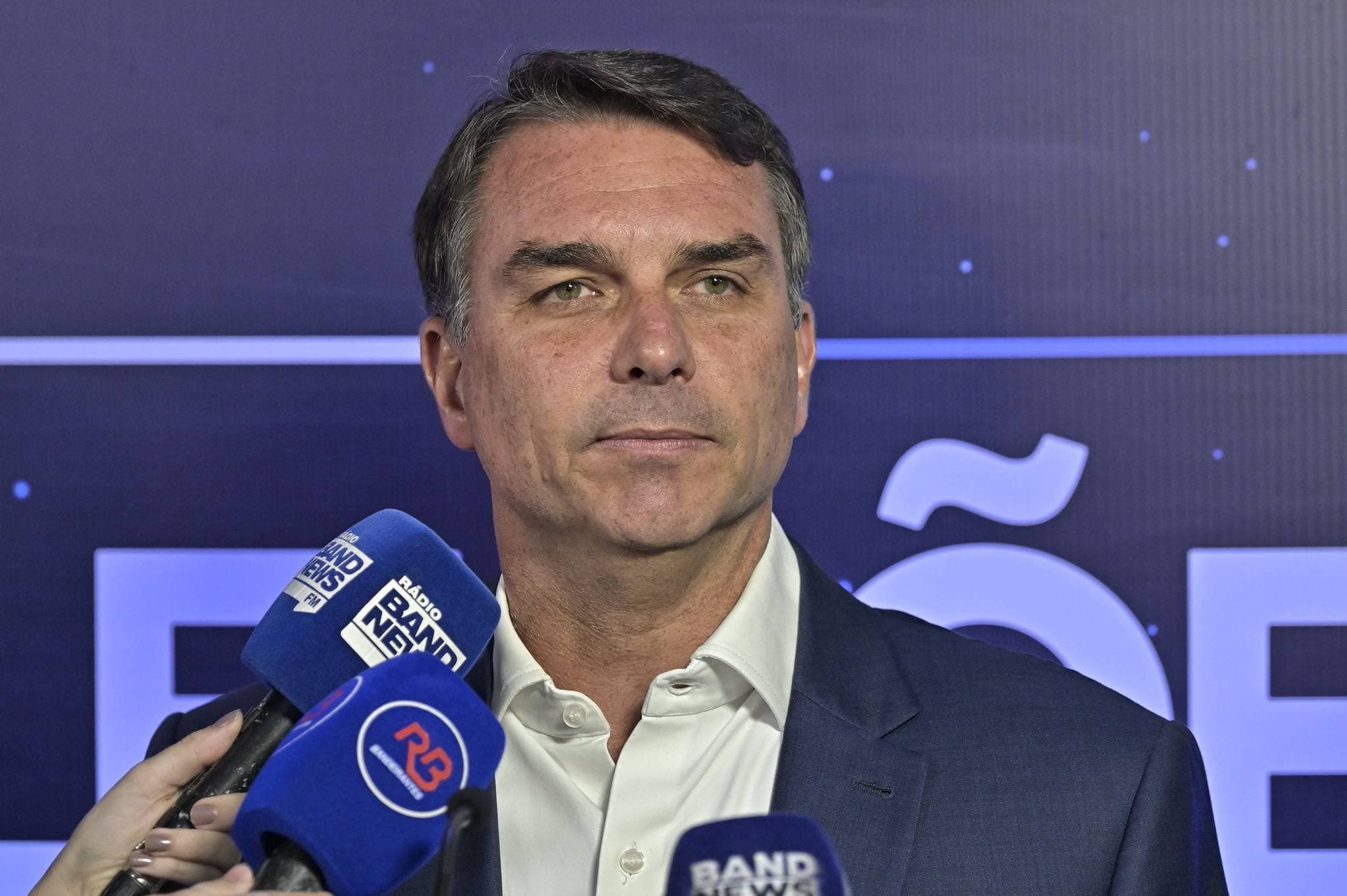 Flávio Bolsonaro desembarca em Miami e é recebido pelo irmão Eduardo, diz jornal