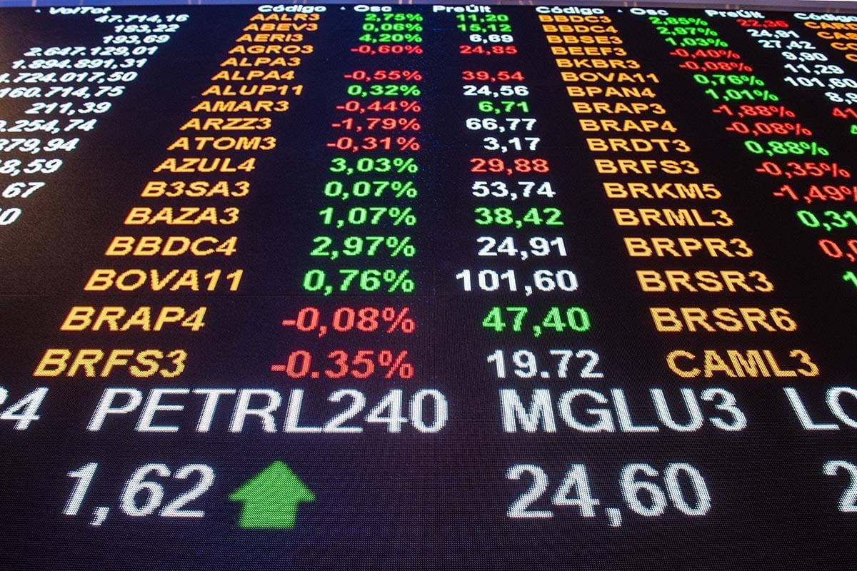 Ibovespa cai mais 2% com incertezas fiscais e Fed no radar; dólar também recua