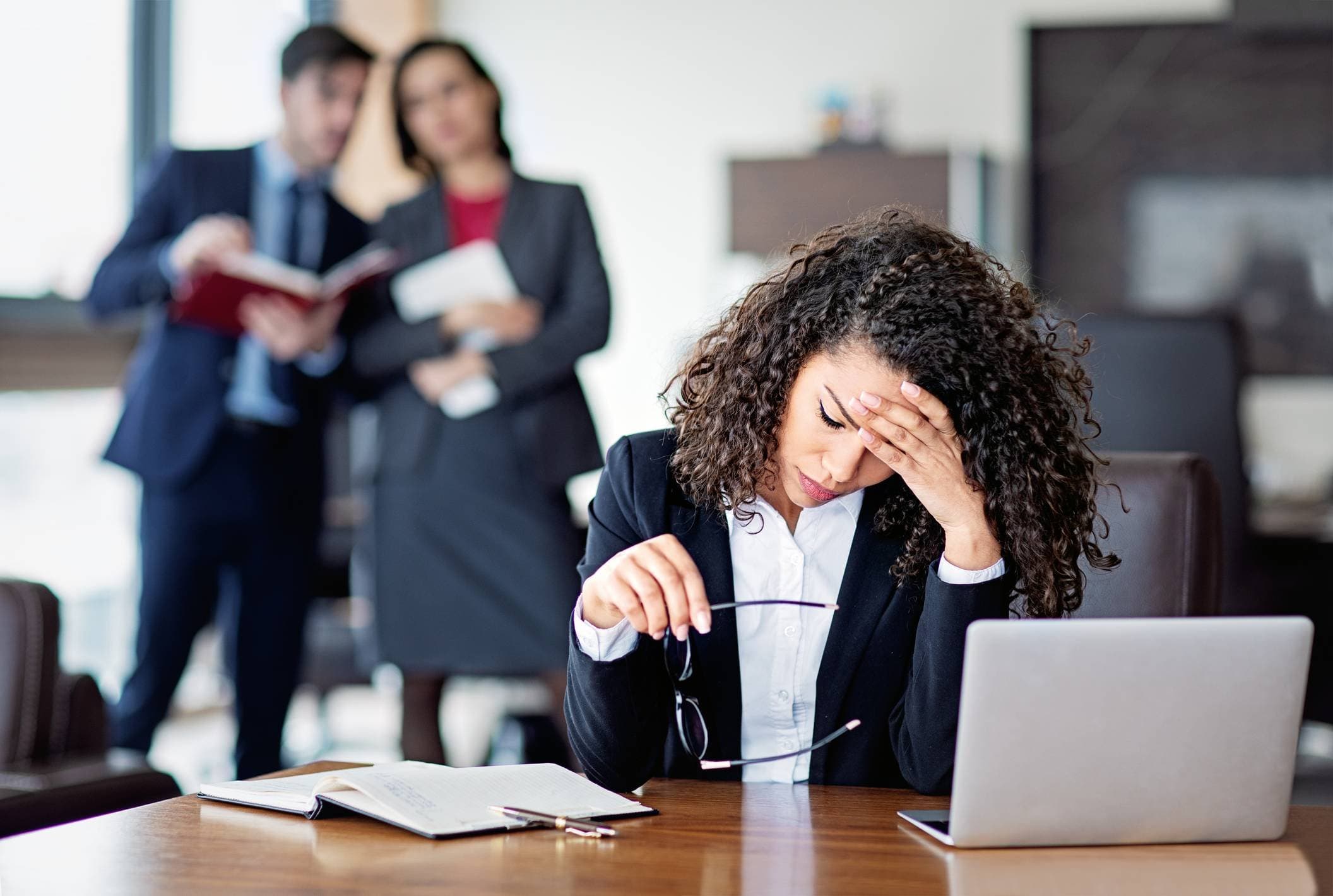 ‘Perceba agora’: 3 sinais emocionais de que o trabalho está consumindo sua vida, segundo coach