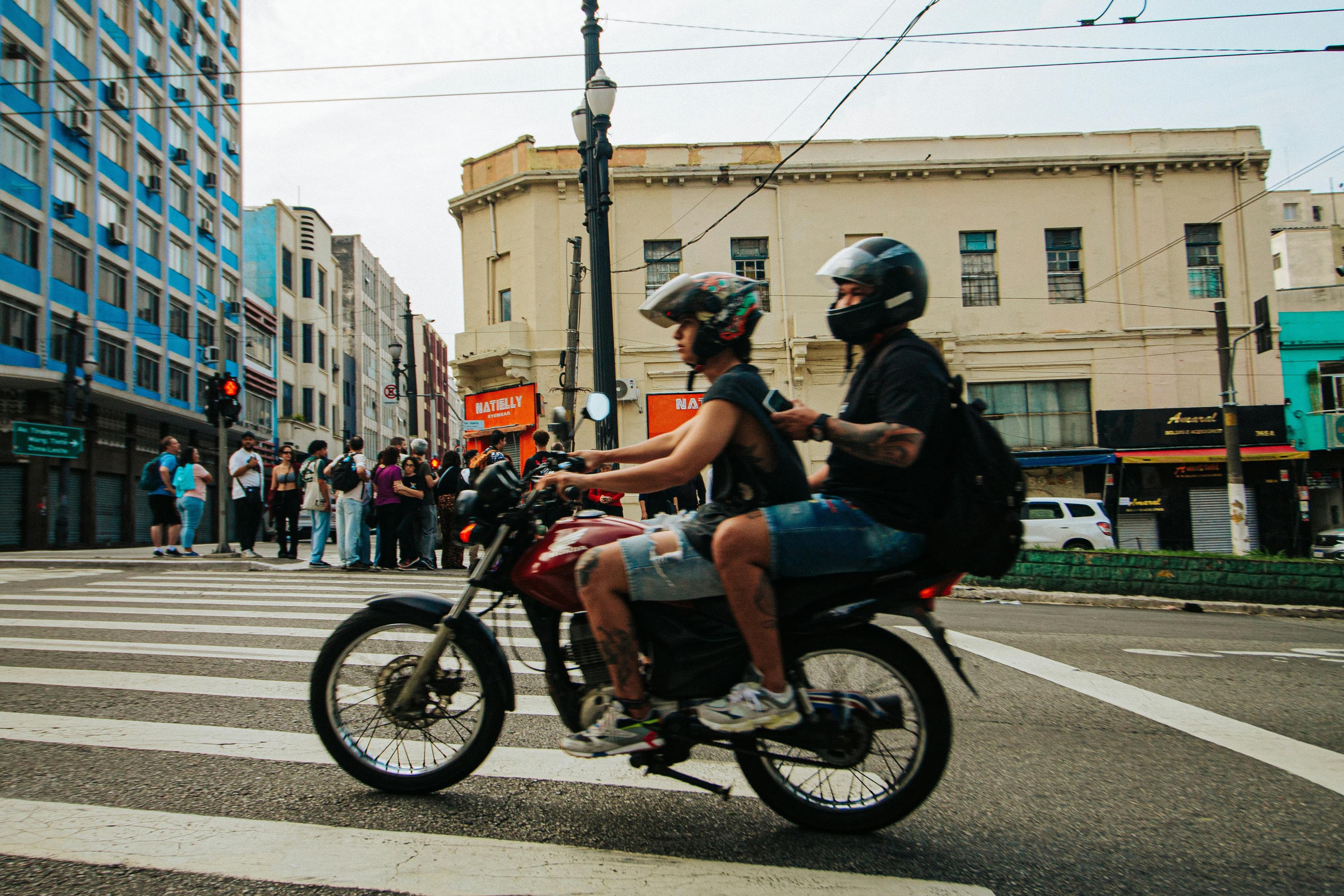 Autoridades proíbem circulação de motos com duas pessoas em zonas específicas