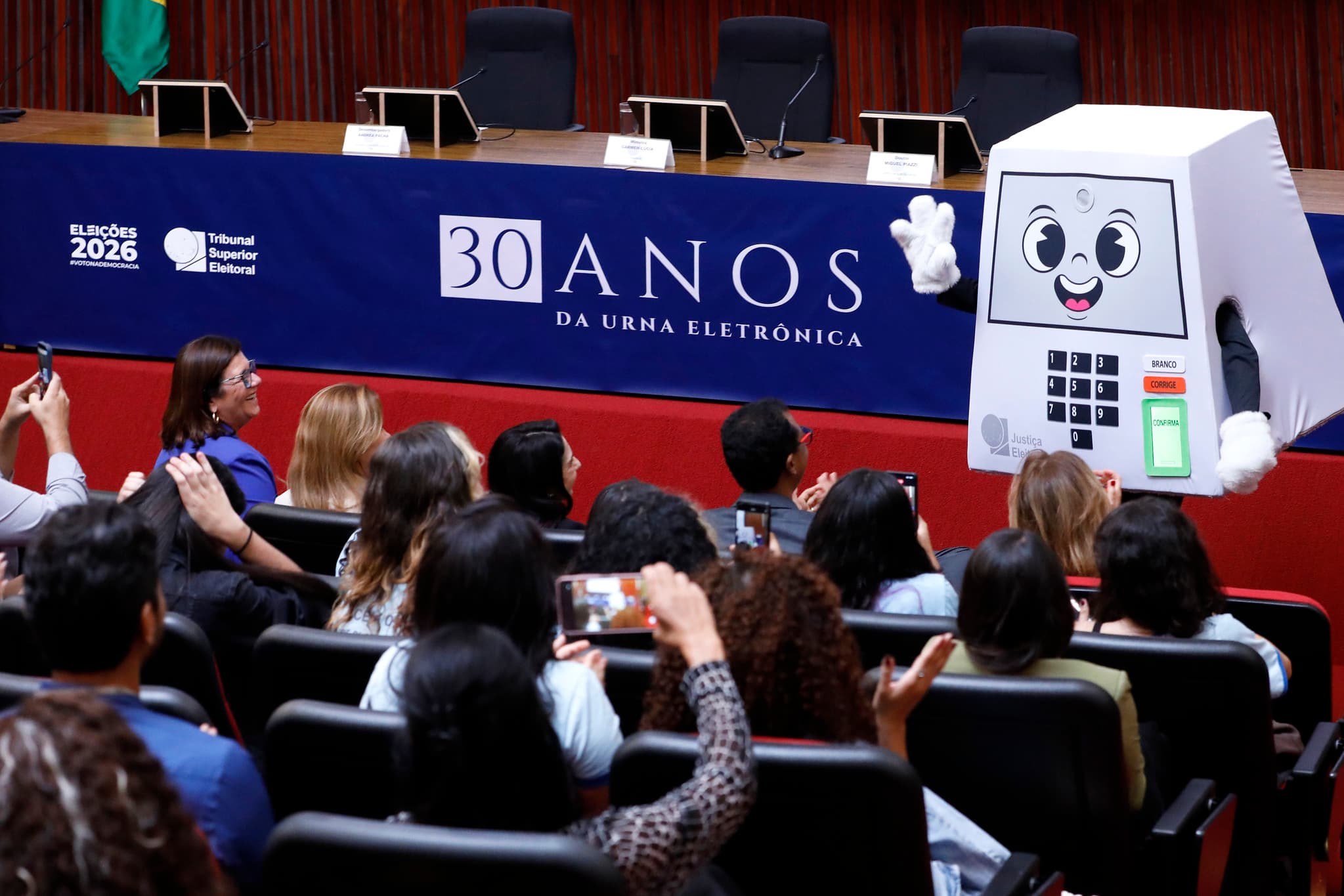 Nem de direita e nem bolsonarista: Eleitorado jovem no Brasil em 2026 está insatisfeito com a vida (e com o governo)