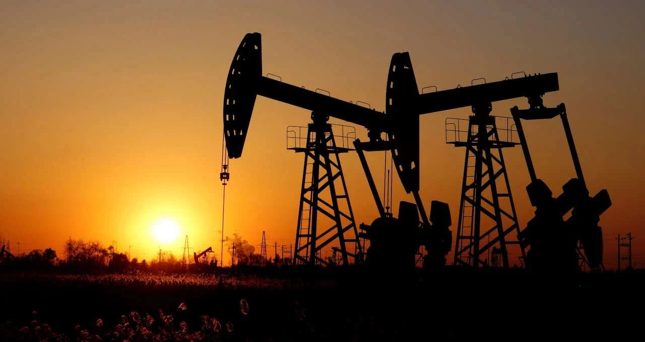 Petróleo recua mais de 4% e fecha no menor patamar em um mês