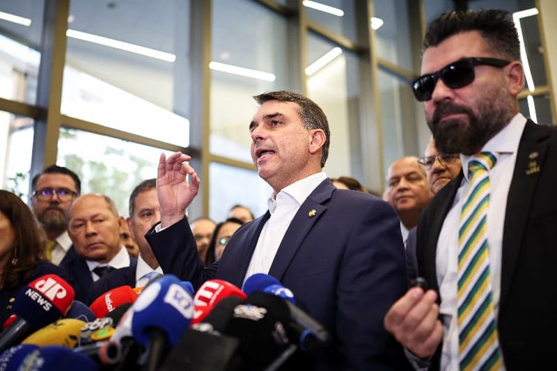 Flávio Bolsonaro quer eleger maioria de direita no Congresso com quórum para mudar Constituição e enquadrar instituições