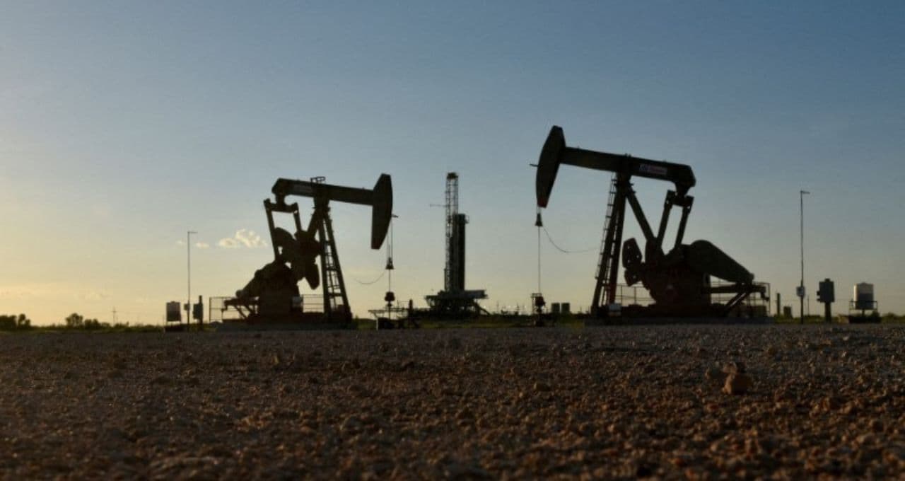 Brent ficará entre US$ 100 e US$ 110/barril em junho e julho com fechamento de Ormuz, diz Fitch