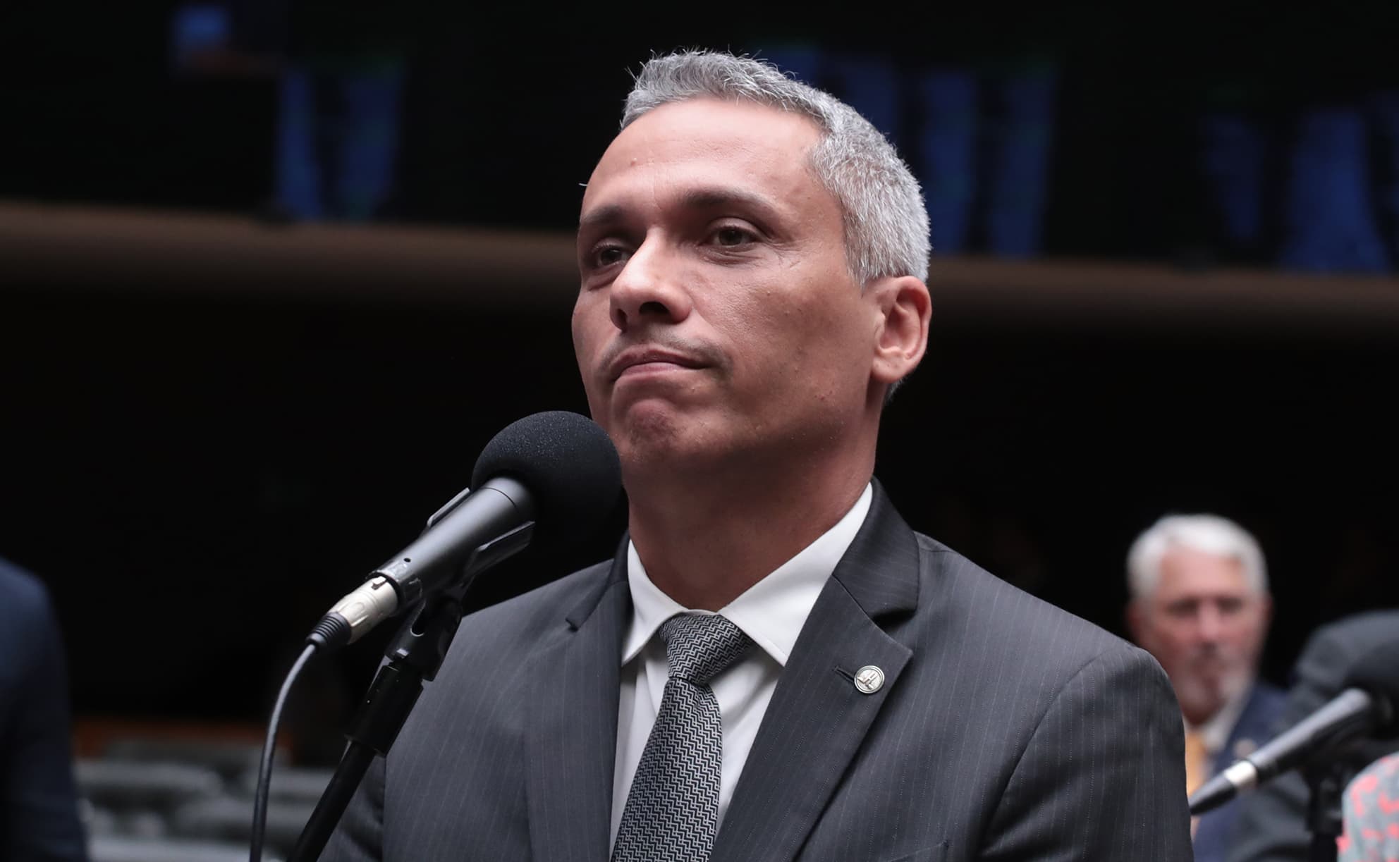 Justiça manda Gustavo Gayer indenizar PT por vídeo associando sigla ao atentado de Bolsonaro