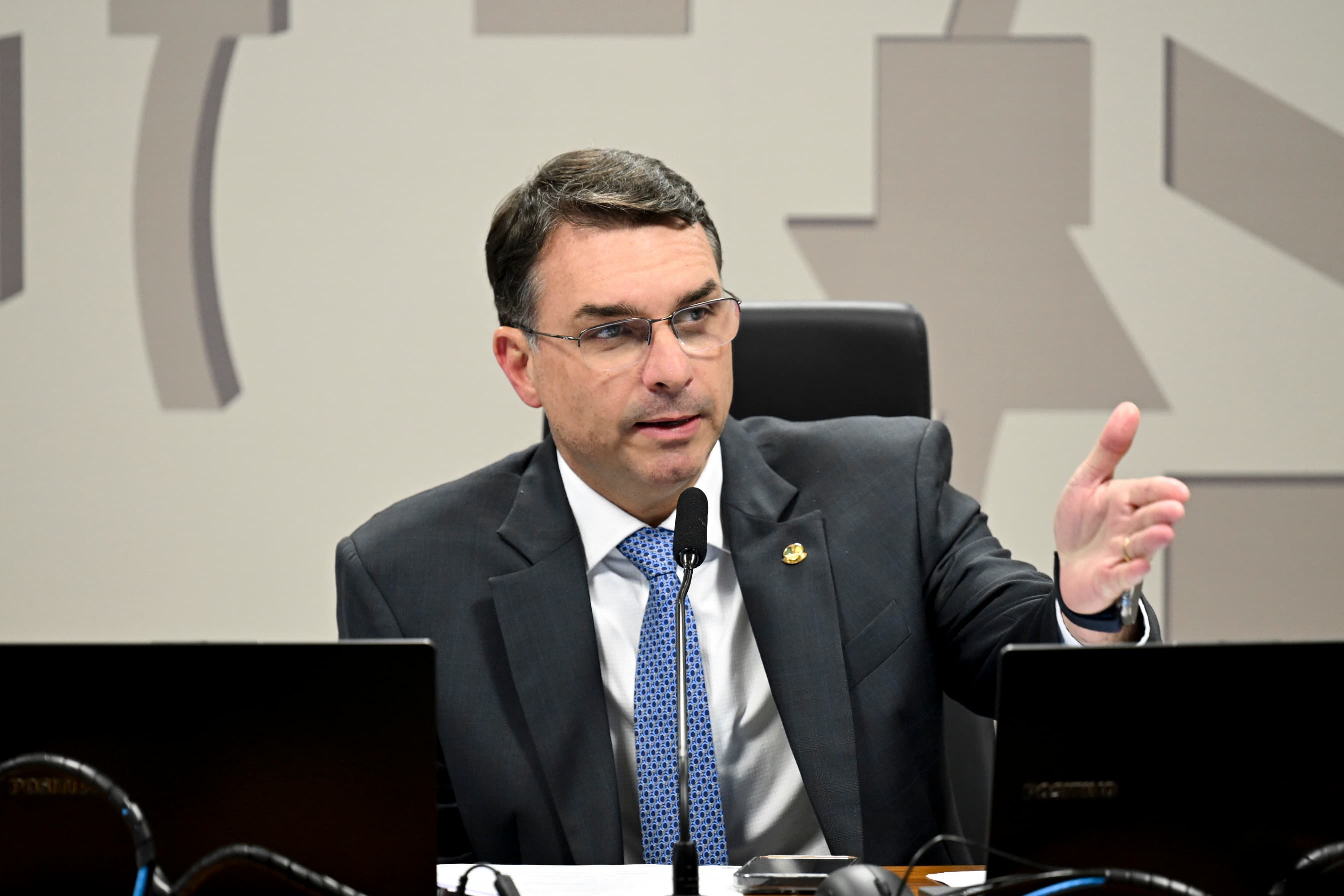 AtlasIntel/Bloomberg: 37,8% acham que vídeo de Michelle enfraquece muito candidatura de Flávio Bolsonaro