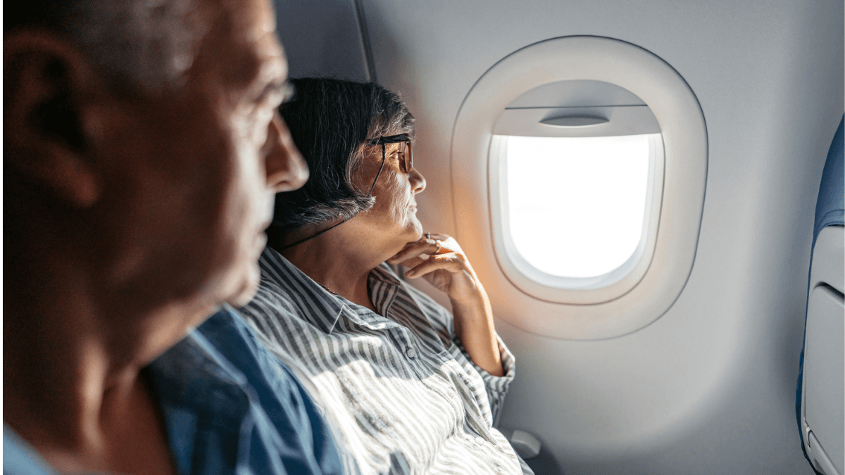 Passagens aéreas gratuitas para aposentados avançam na Câmara; veja como funcionará a proposta