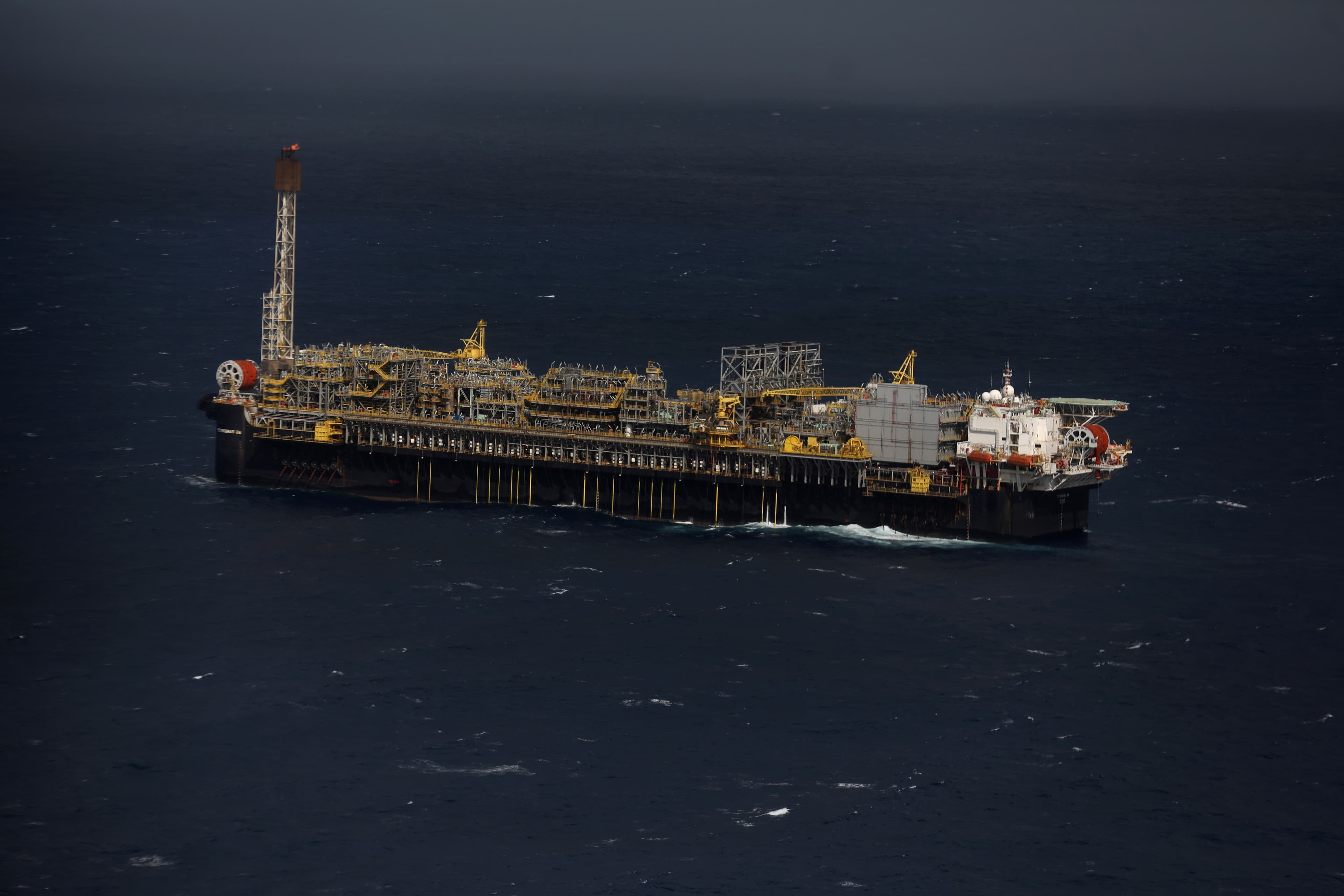 Governo decide prorrogar imposto de exportação sobre petróleo com alíquota de 12%