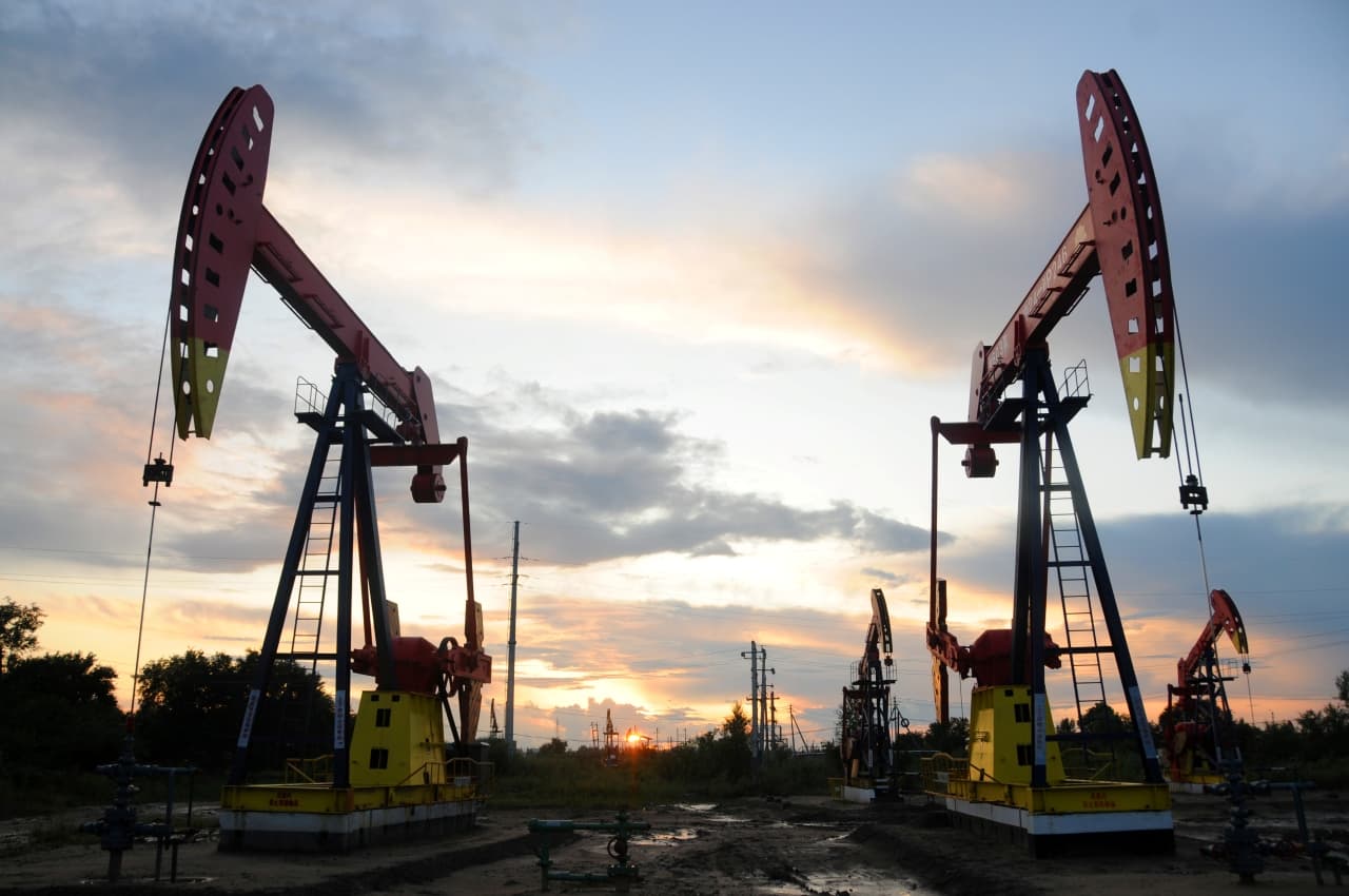 Petróleo dispara 9% com nova escalada nas tensões entre EUA e Irã