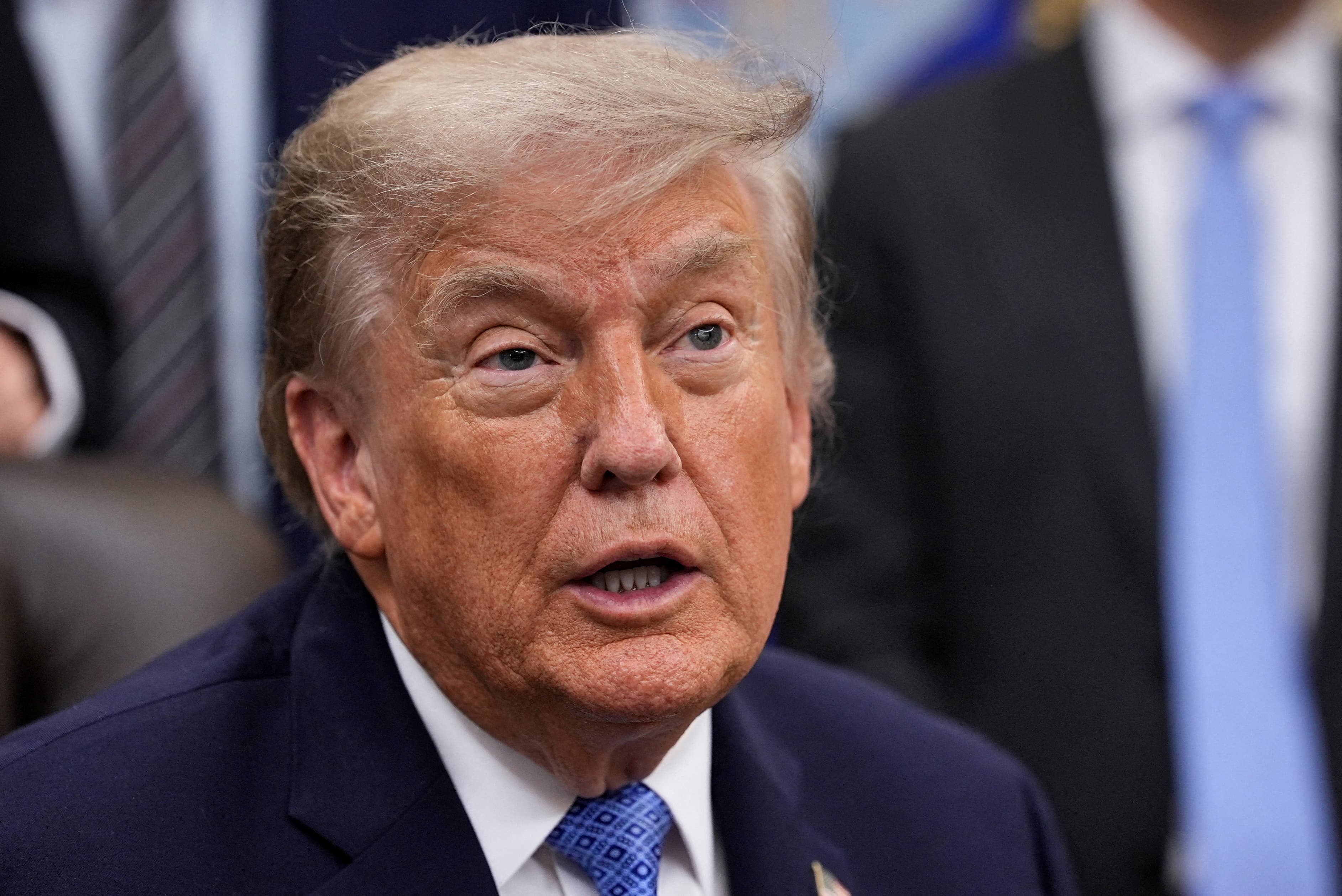 Trump diz que EUA atacarão o Irã “com muita força” nesta noite e na terça-feira