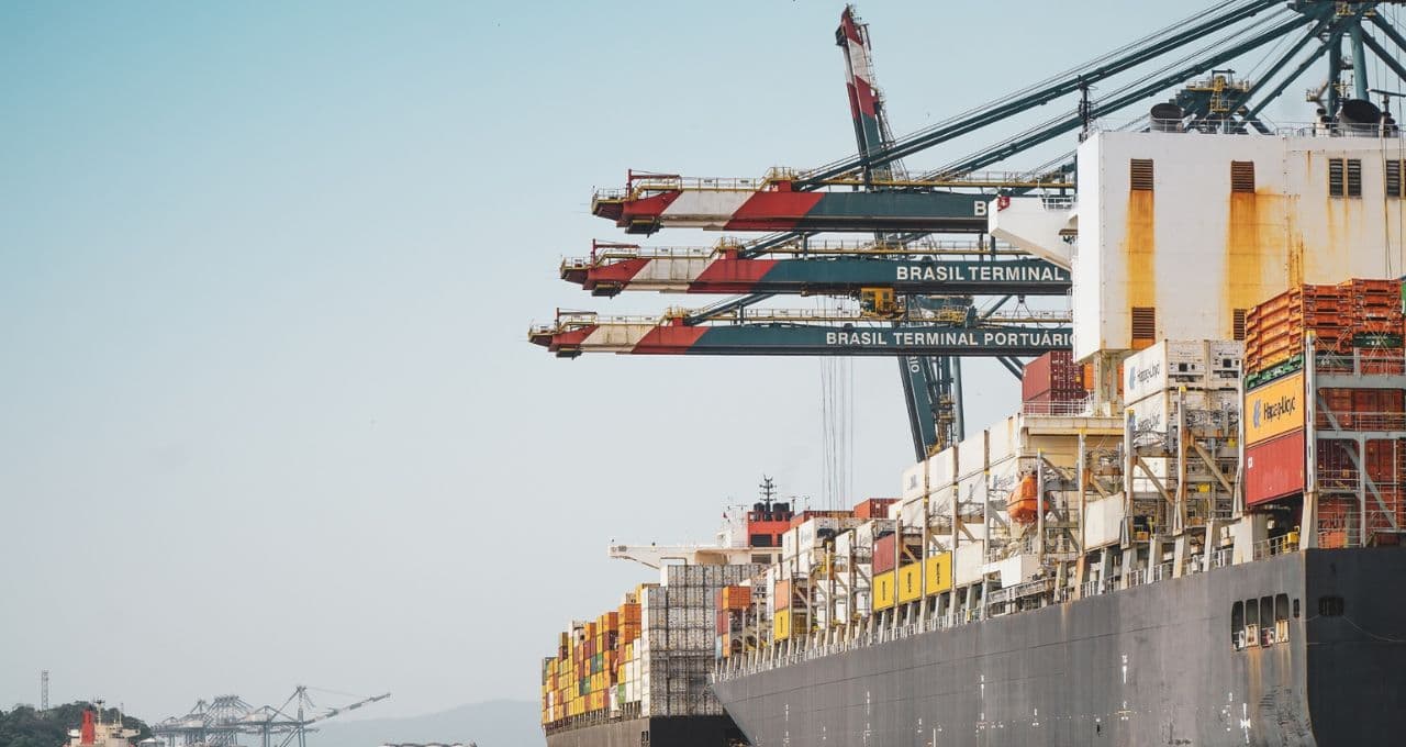 Navio porta-contêineres reabastece com etanol no Brasil pela primeira vez