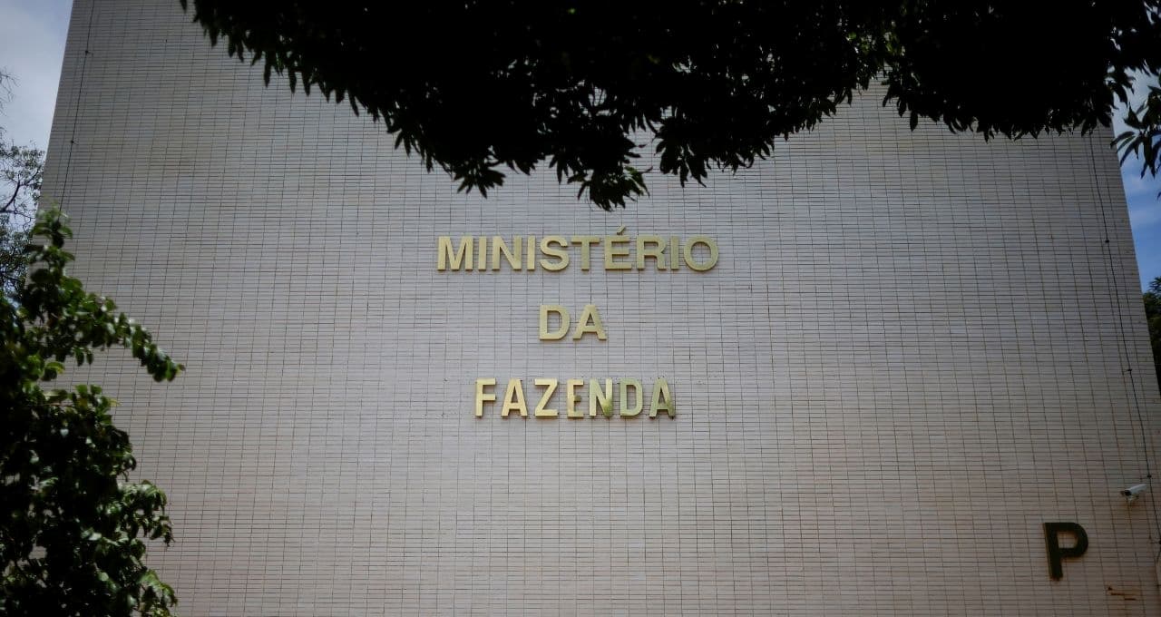 Governo incorpora Selic de 14% e aumenta previsão para a inflação de 2026