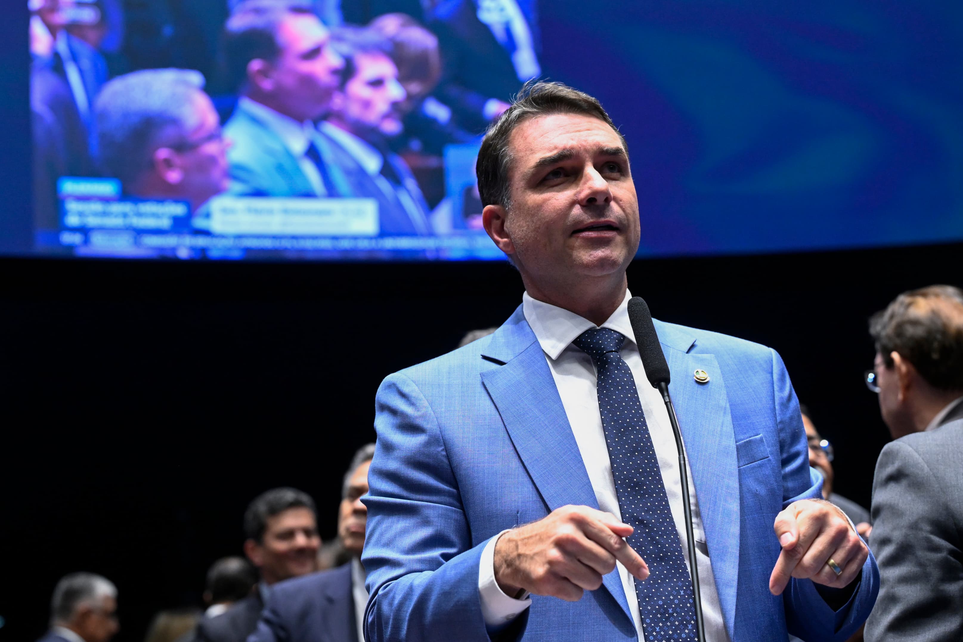 Em comentário à postagem de Marco Rubio sobre tarifaço, Flávio Bolsonaro compara Lula a Biden