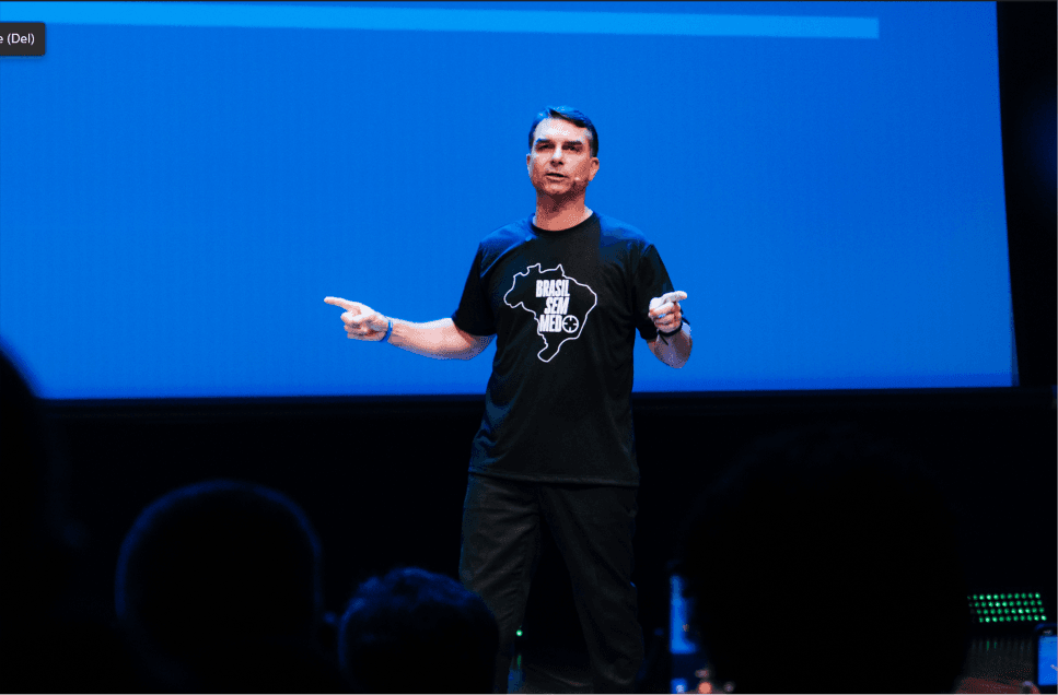 Em live no Youtube, Flávio Bolsonaro afirma que governo é analógico por Lula “não usar celular”