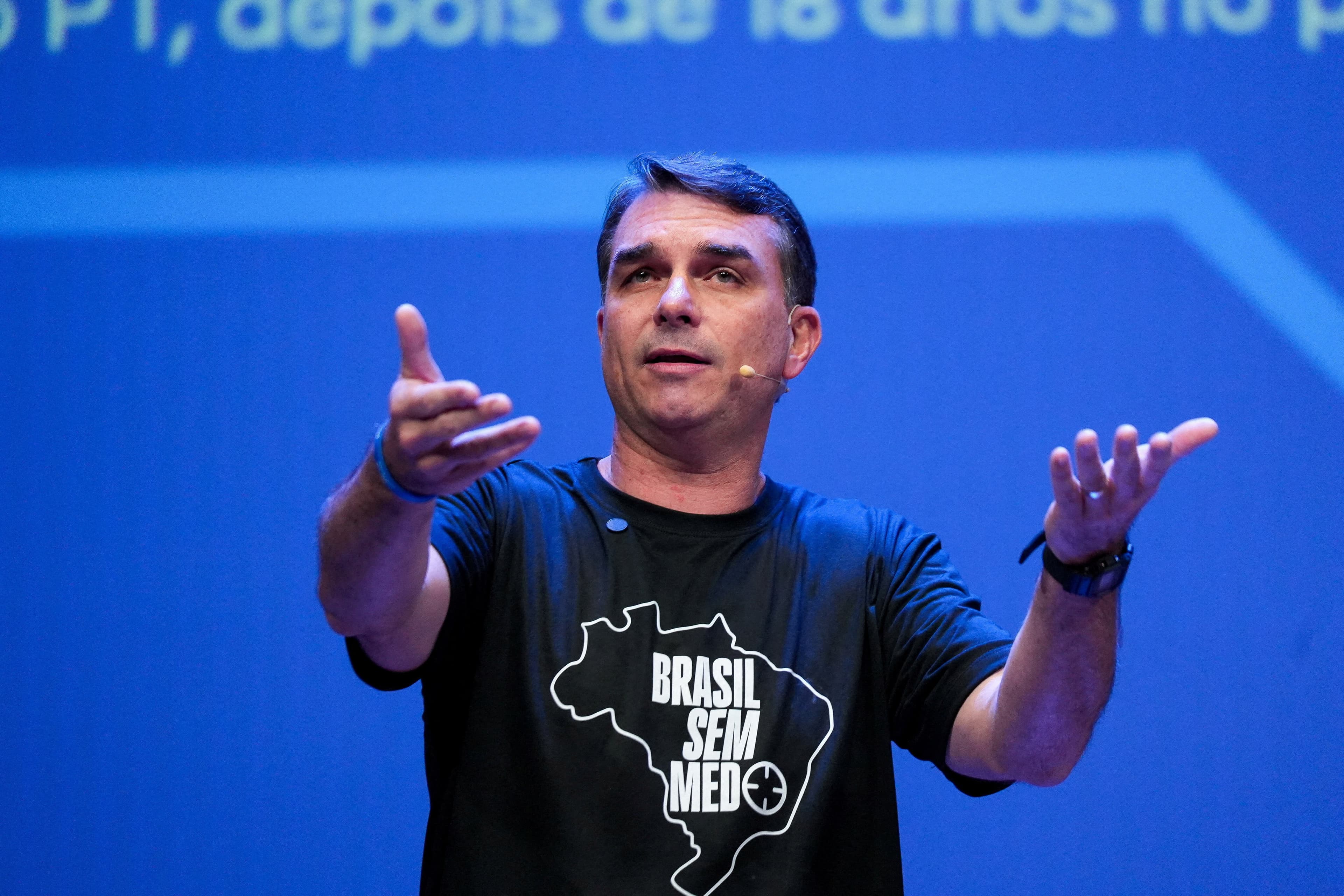 Flávio Bolsonaro vai abrir mão de segurança da PF durante campanha eleitoral por temer ‘infiltrados’