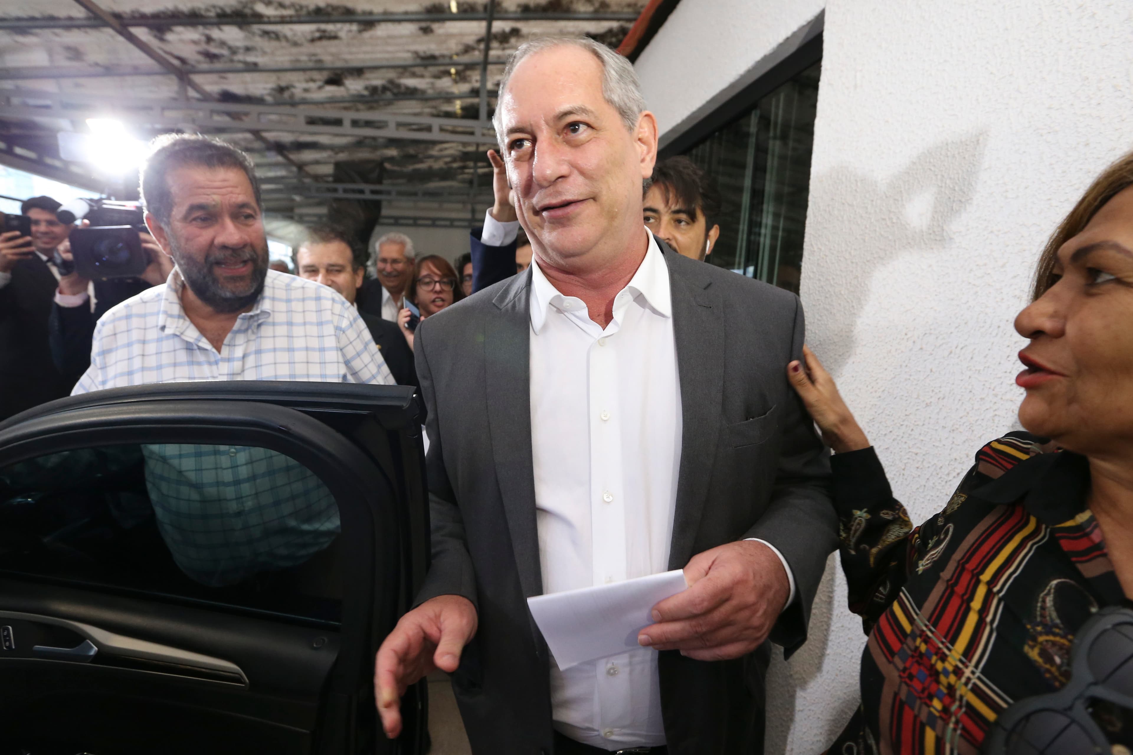 PL aprova apoio a Ciro Gomes após racha entre Flávio e Michelle Bolsonaro