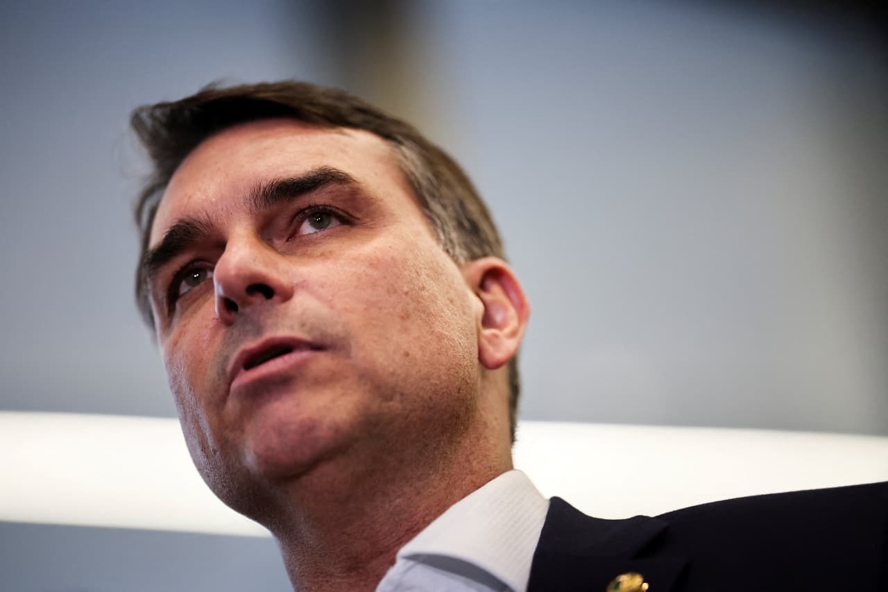 Flávio Bolsonaro fala em regra fiscal para cortar gastos quando dívida/PIB atingir certo nível