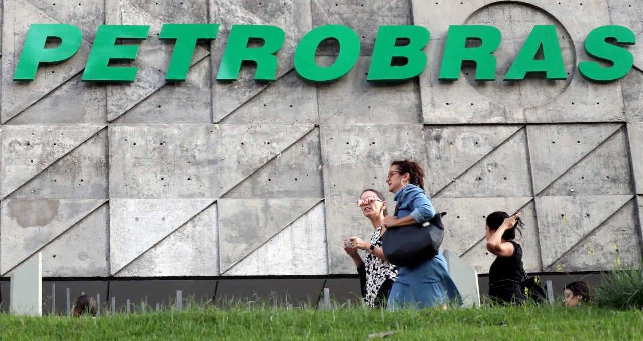 Petrobras (PETR4) lucra R$ 52,4 bilhões no 2T26 e supera consenso