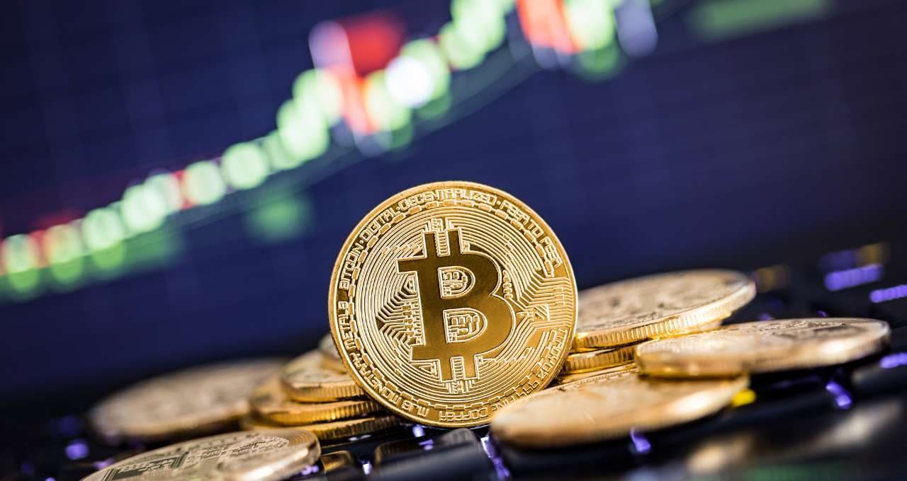 Bitcoin (BTC) fica perto de US$ 65 mil após payroll; veja cotação das principais criptomoedas neste sábado (8)