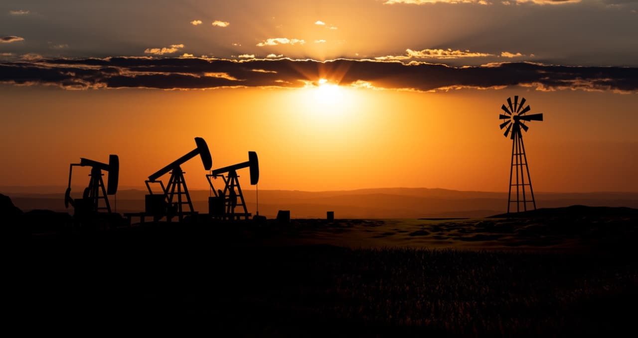 Petróleo abre semana estável com expectativas reduzidas para reabertura do Estreito de Ormuz pelo Irã