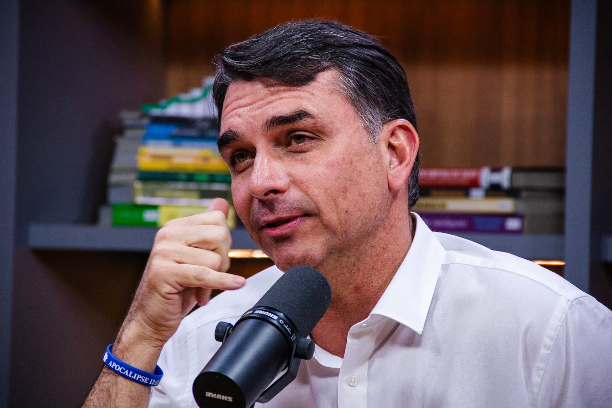 Flávio Bolsonaro publica diplomas, mas não explica dado errado sobre ter pós-graduação na UFRJ