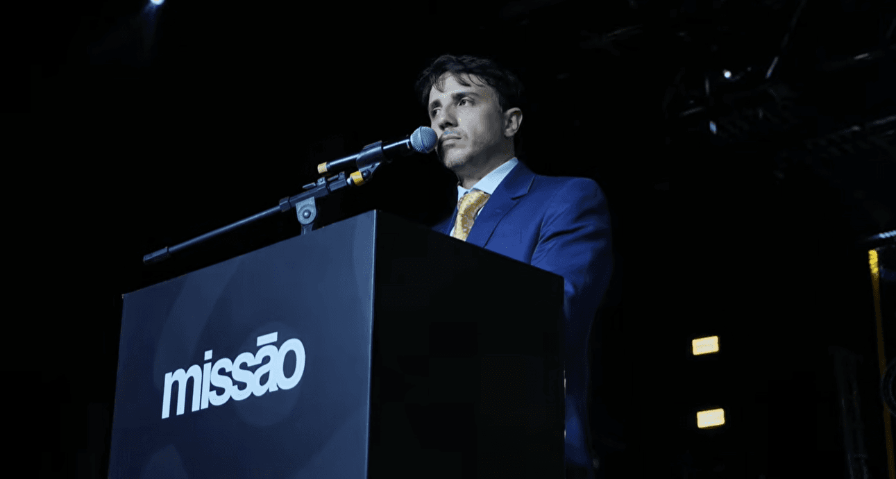 Partido de Renan Santos, Missão aciona TSE e entrega dados para identificar autor de filiação Flávio Bolsonaro