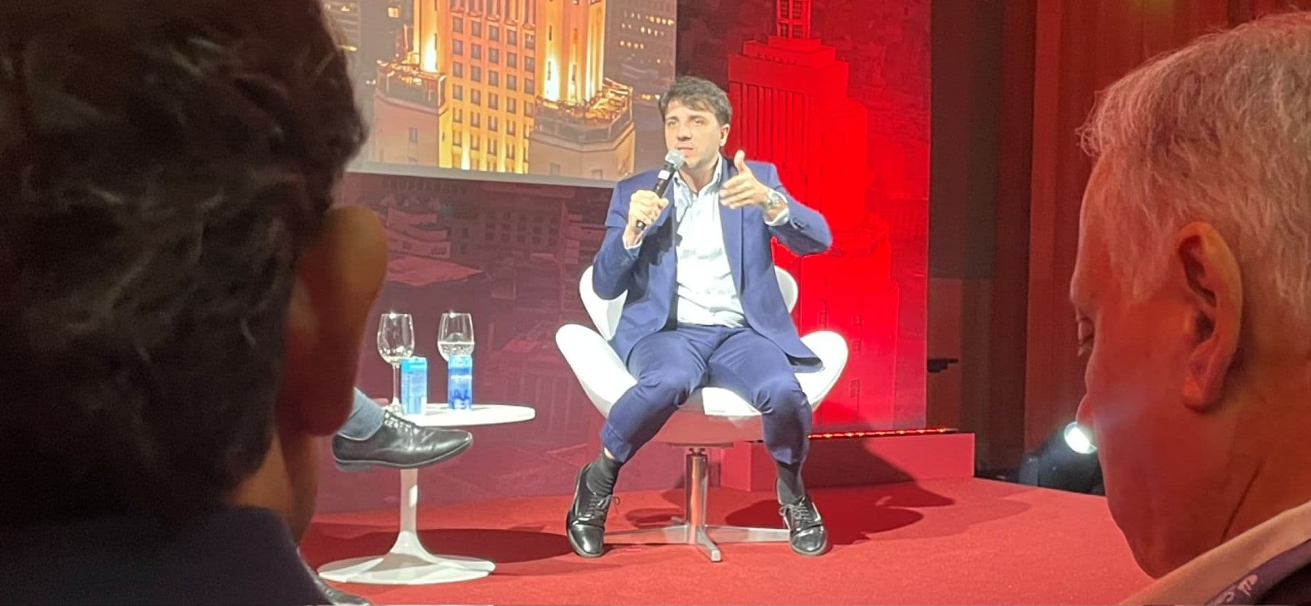 ‘Vários de vocês vão votar nele, um negócio horroroso’, diz Renan Santos a investidores sobre Flávio Bolsonaro