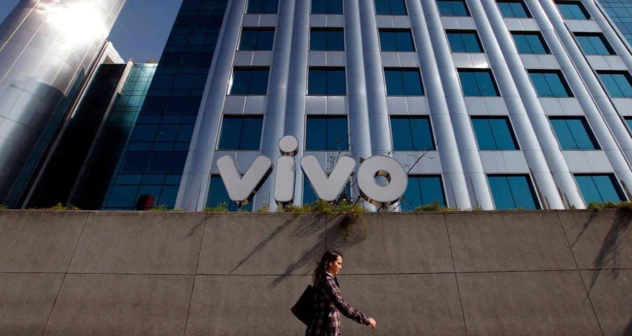 Vivo (VIVT3) cai 18% e Itaú BBA corta preço-alvo; competição preocupa