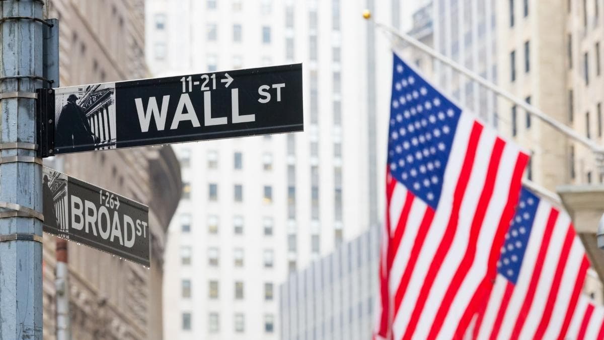 Wall Street cai com disparada dos Treasuries, petróleo e à espera de ata do Fed
