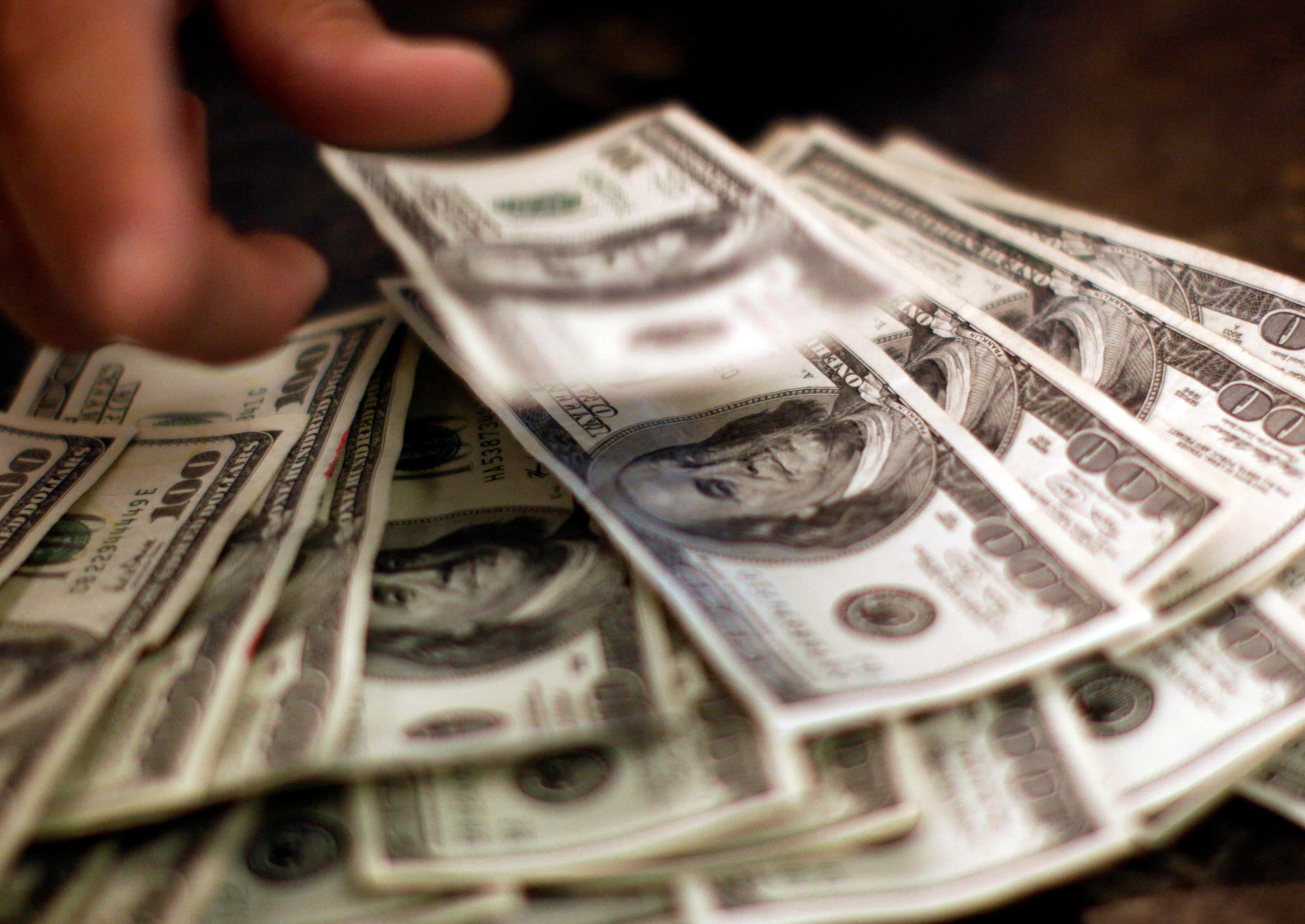 Dólar sobe a R$ 5,22 com Oriente Médio e à espera de ata do Fed