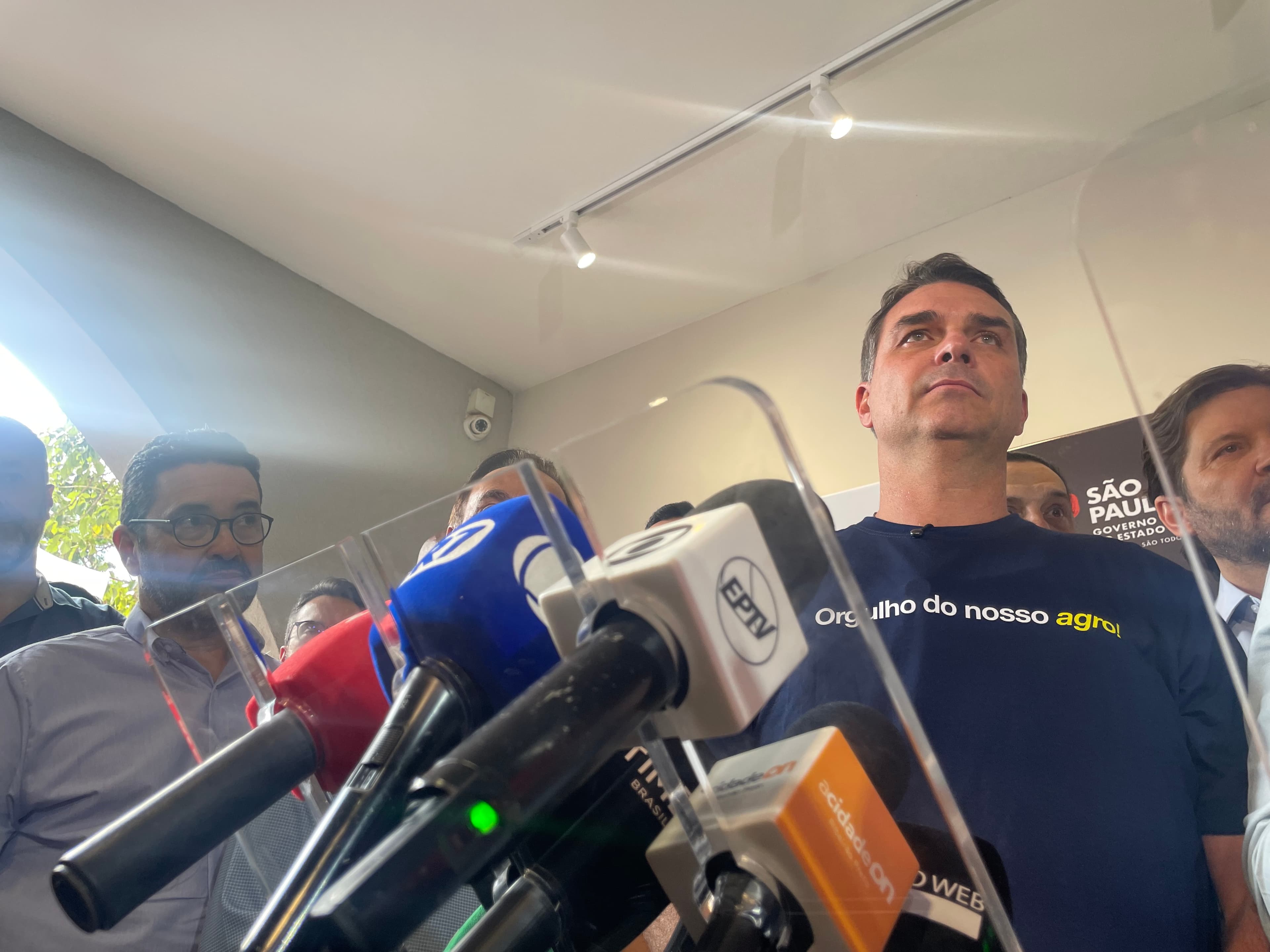 Etanol x Flávio Bolsonaro: Setor repudia comparação com ‘reduflação’ e diz que fala de candidato ‘desinforma’