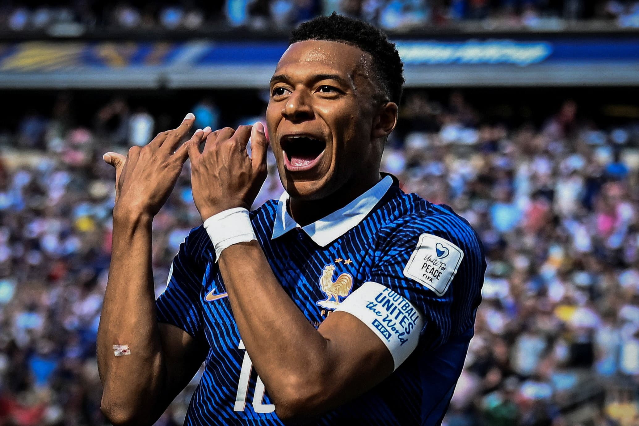 Mbappé deixa Nike e assina com a On, que está entrando no mercado do futebol