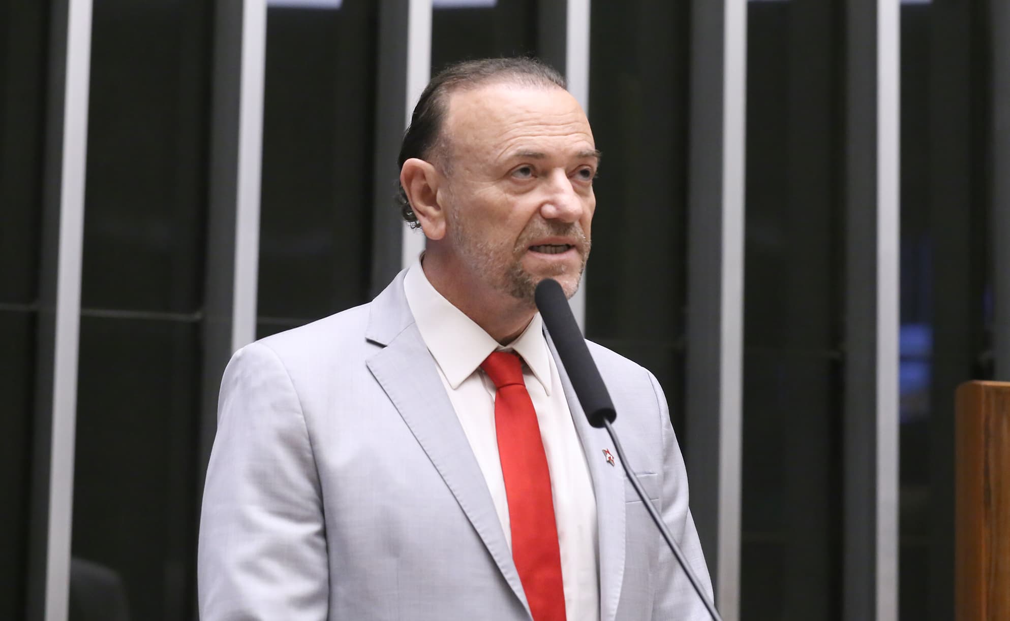 Edinho Silva admite que crise no STF prejudica Lula, mas que presidente se posicionou corretamente
