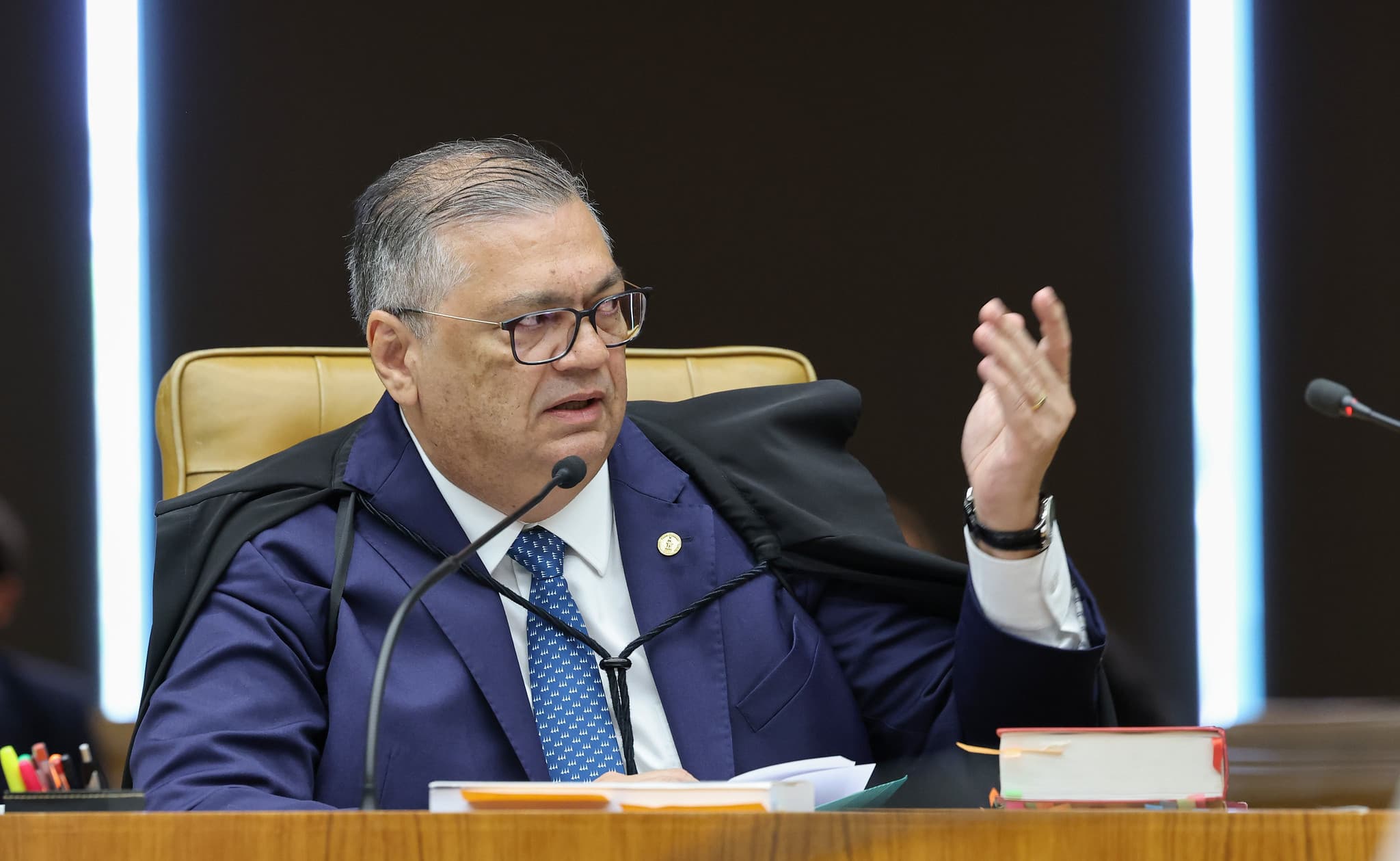 Dino cita Master e determina revisão de regras da CVM