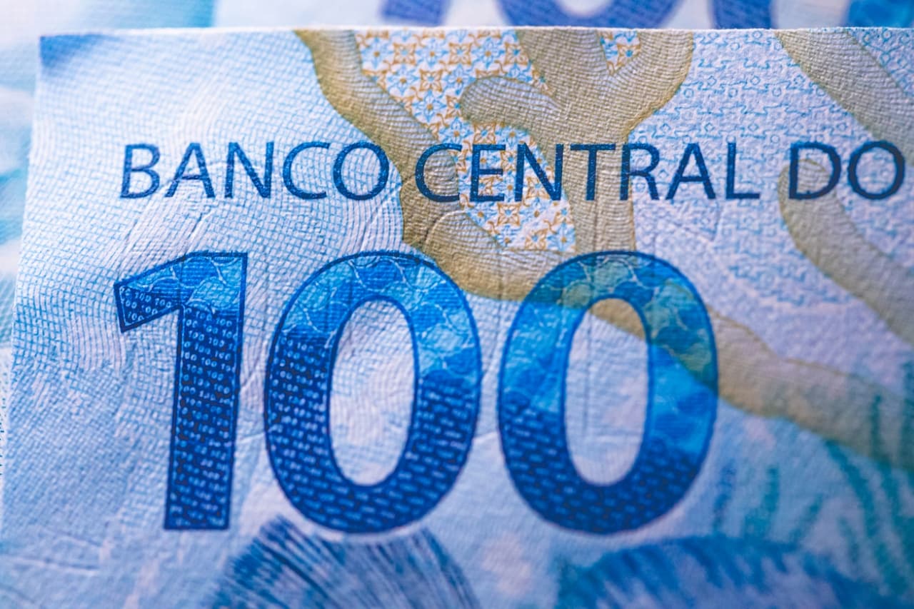 Mercado acompanha discurso de Lula na ONU, disputa eleitoral e Ata do Copom hoje; Ibovespa em dólar cai nesta terça-feira (22)
