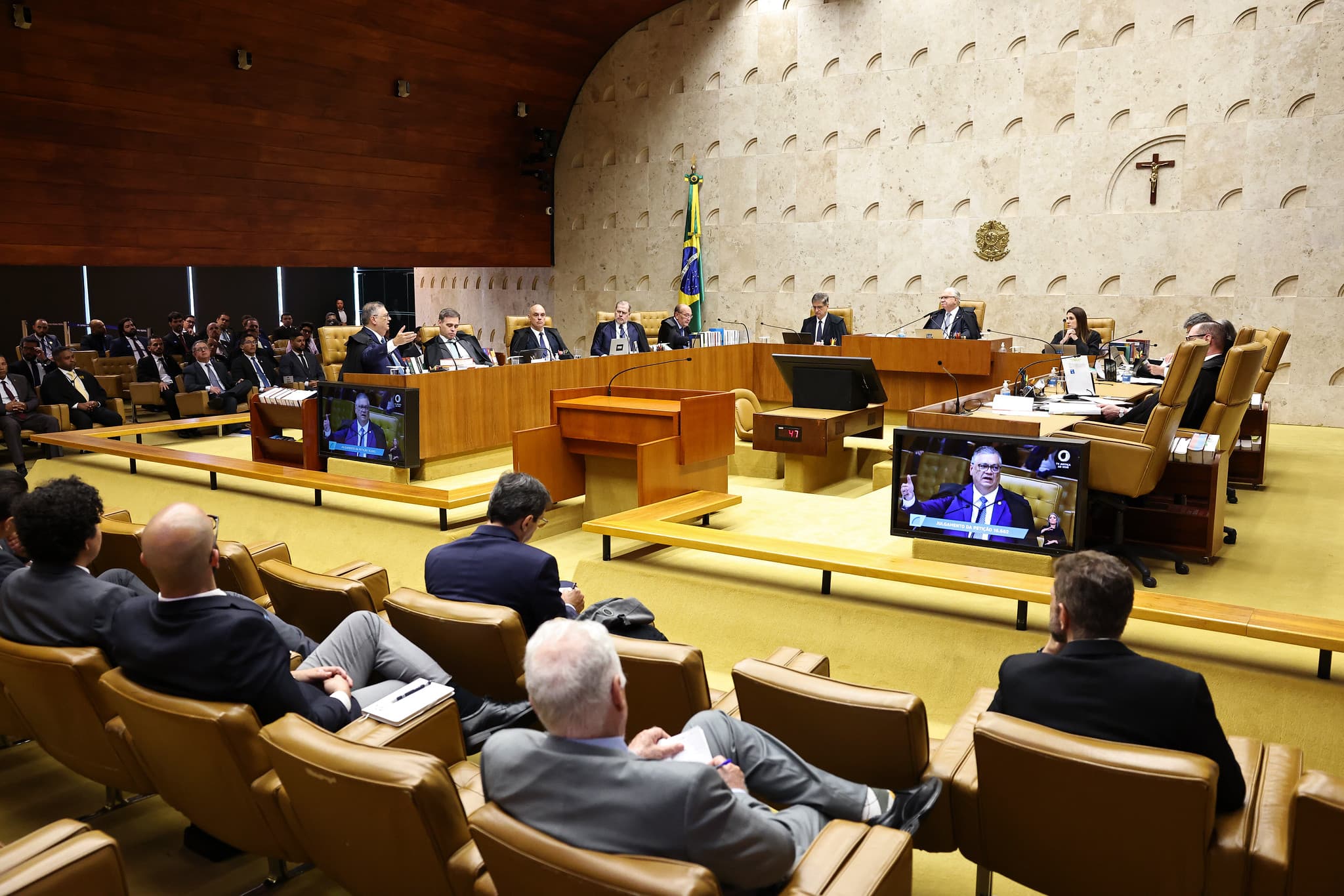 Crise no STF e combate a facções dominam mais um debate esvaziado, sem Lula, Flávio Bolsonaro e Renan Santos