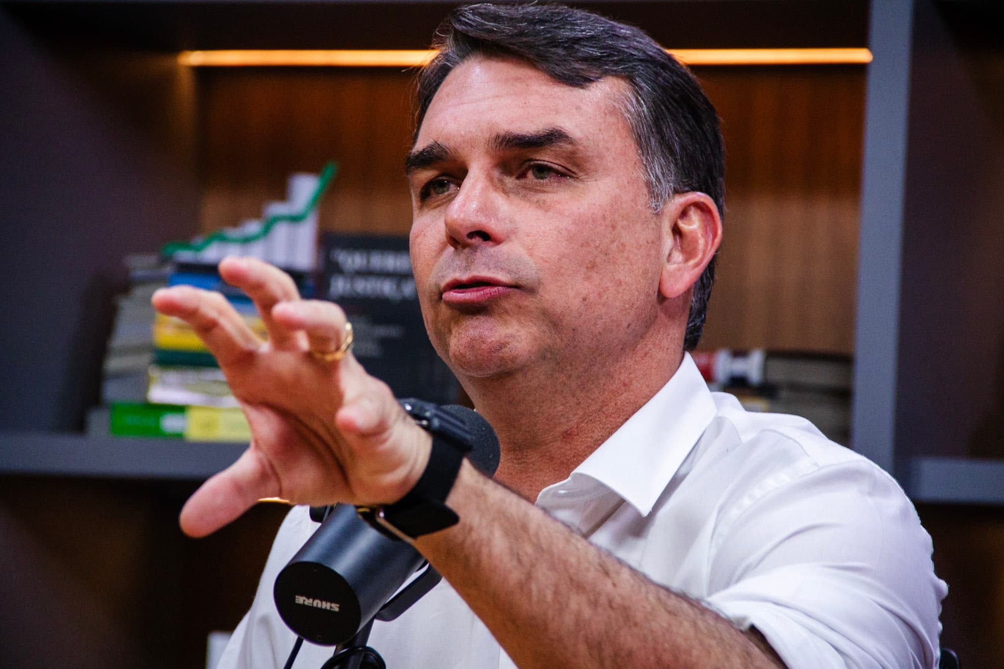 Flávio Bolsonaro diz que, se eleito, criará fundo para pagar parte da dívida pública