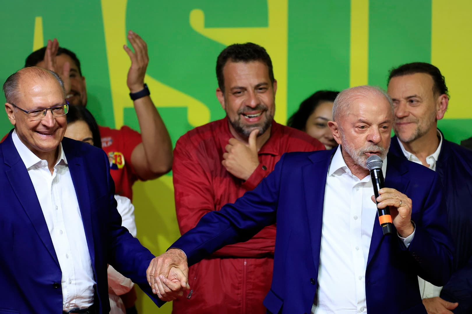 Presidente do PT nega que campanha de Lula avalia troca de ministros até o segundo turno
